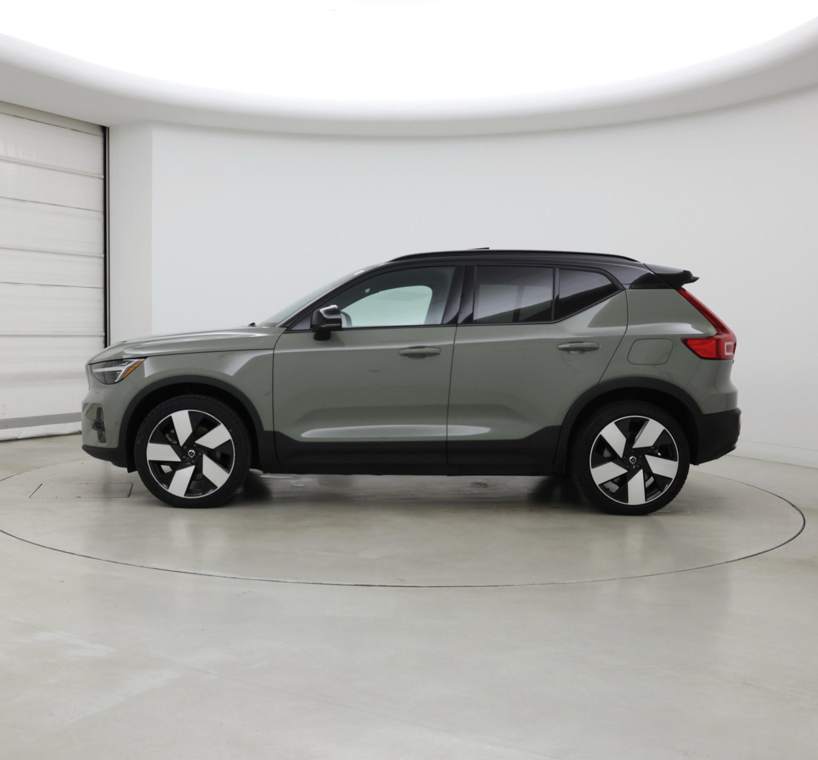 Thumbnail: 2023 Volvo XC40 - 3