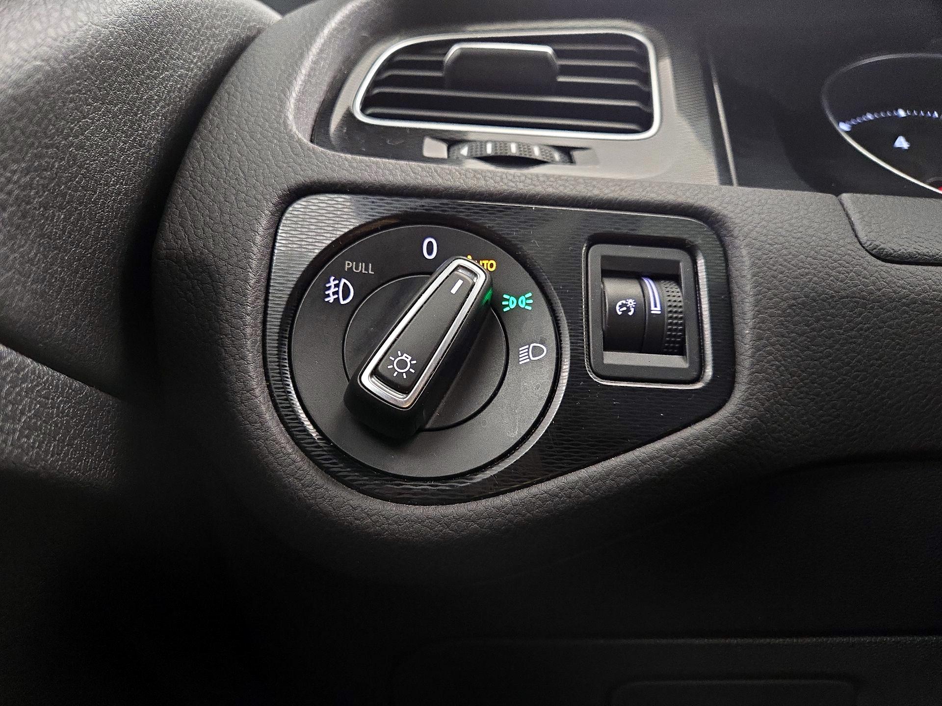 Thumbnail: 2016 Volkswagen Golf - 13