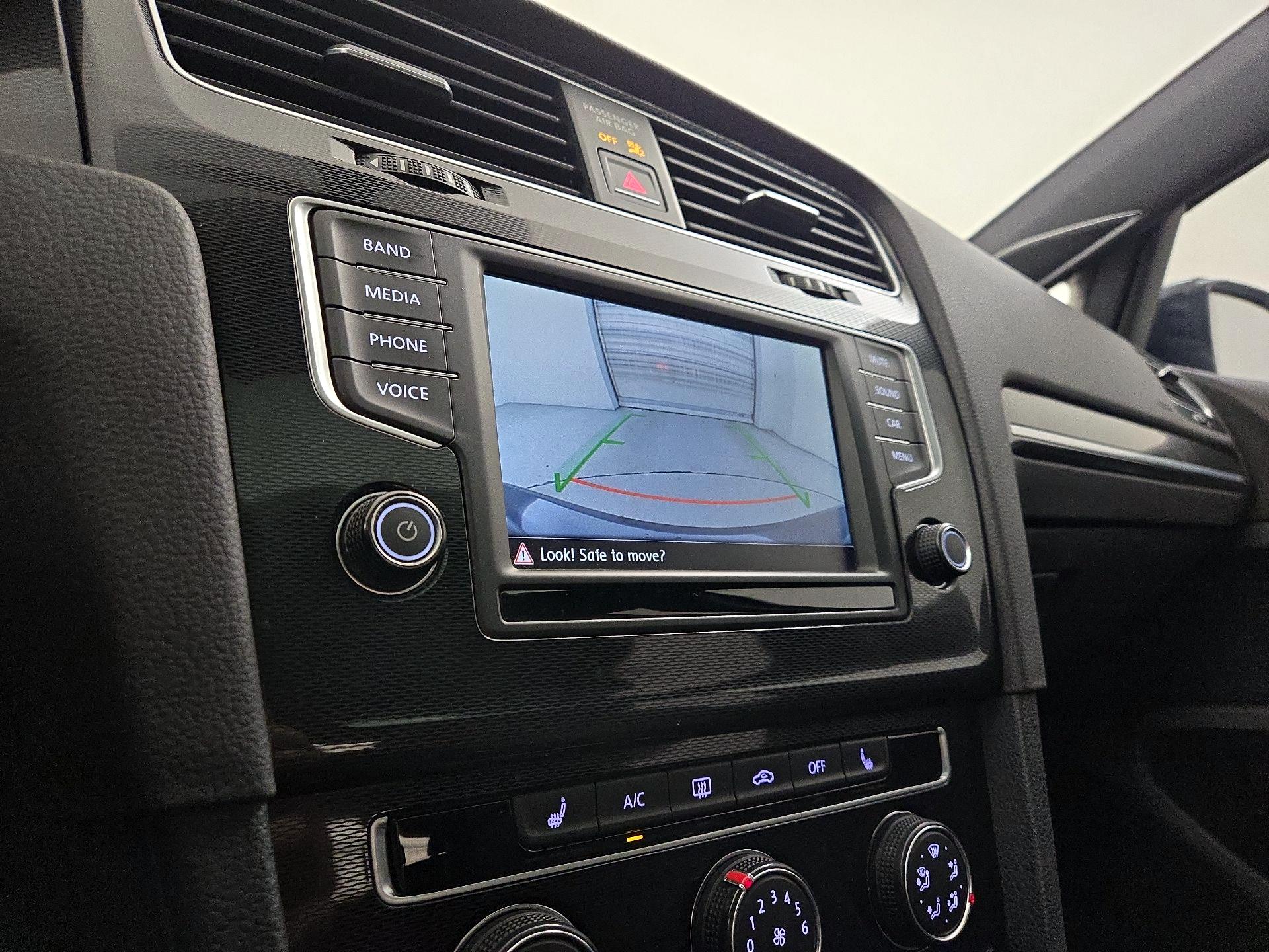 Thumbnail: 2016 Volkswagen Golf - 14