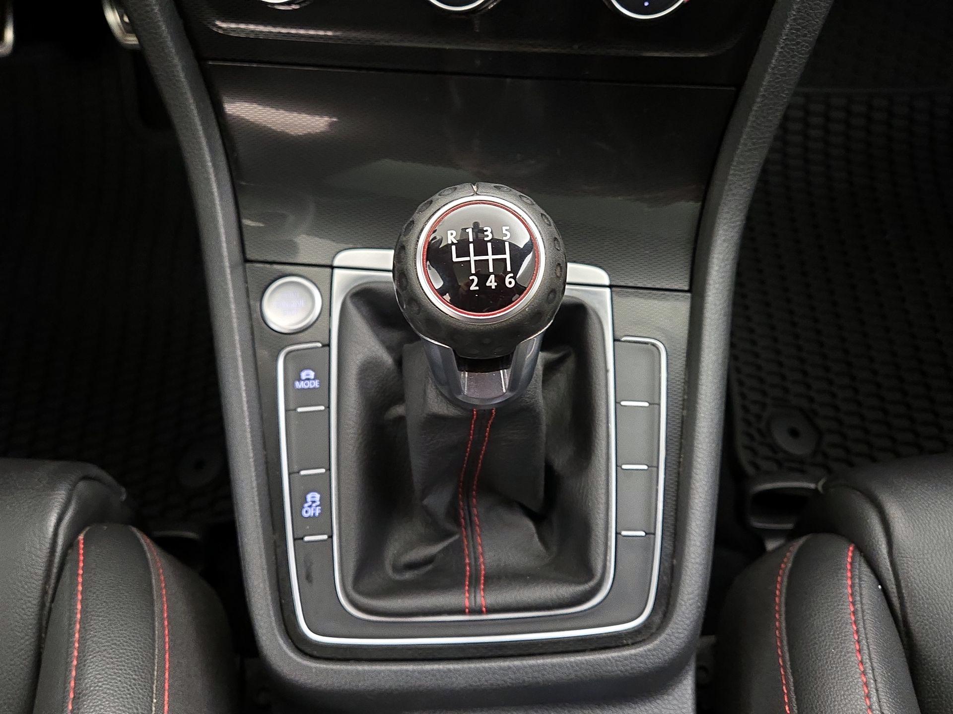 Thumbnail: 2016 Volkswagen Golf - 17