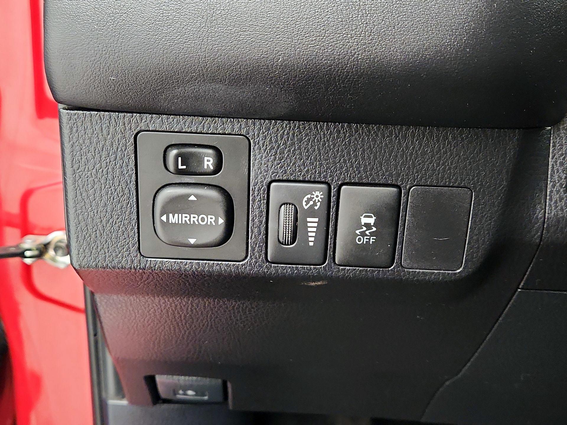 Thumbnail: 2015 Toyota RAV4 - 13