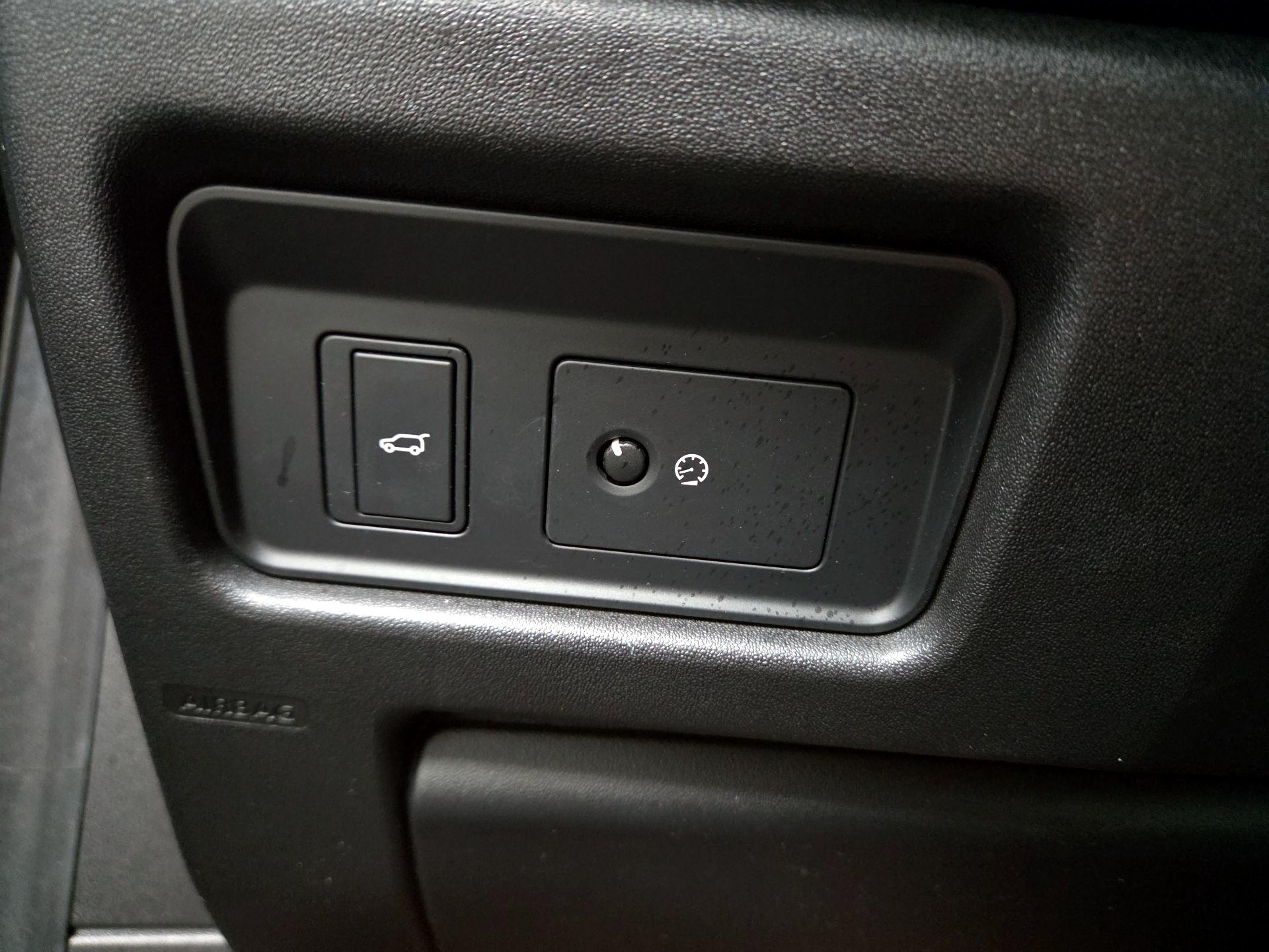 Thumbnail: 2016 Land Rover Discovery Sport - 11