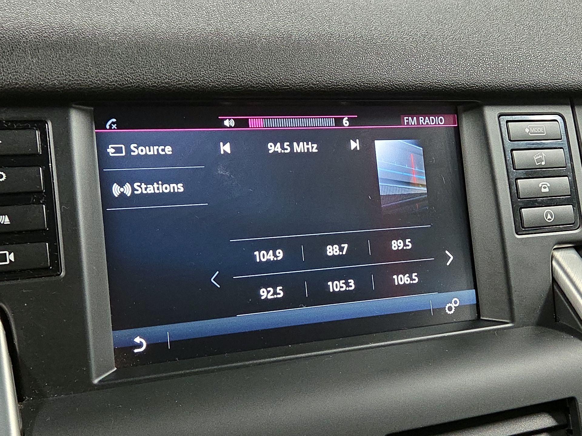 Thumbnail: 2016 Land Rover Discovery Sport - 14