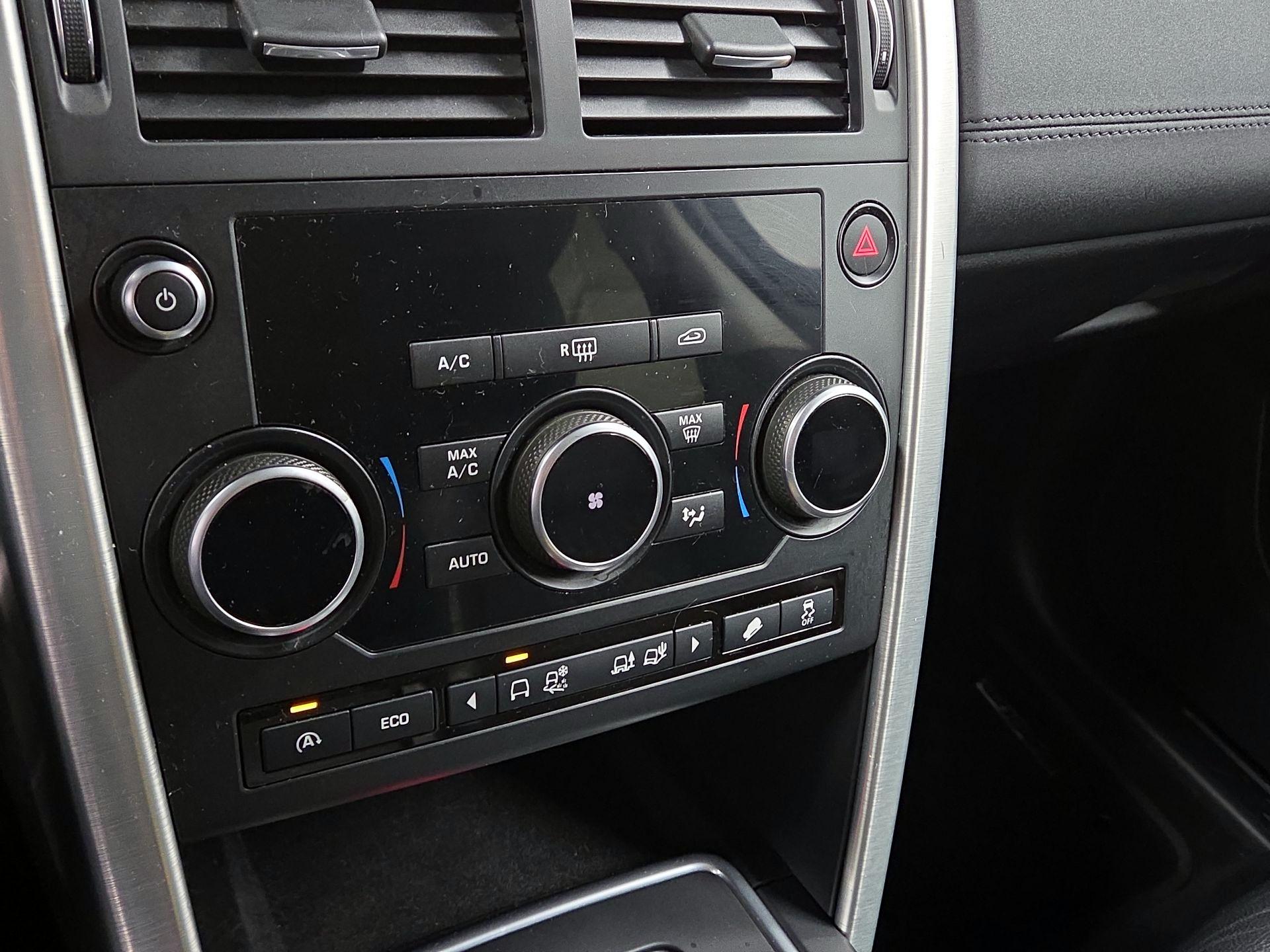 Thumbnail: 2016 Land Rover Discovery Sport - 15