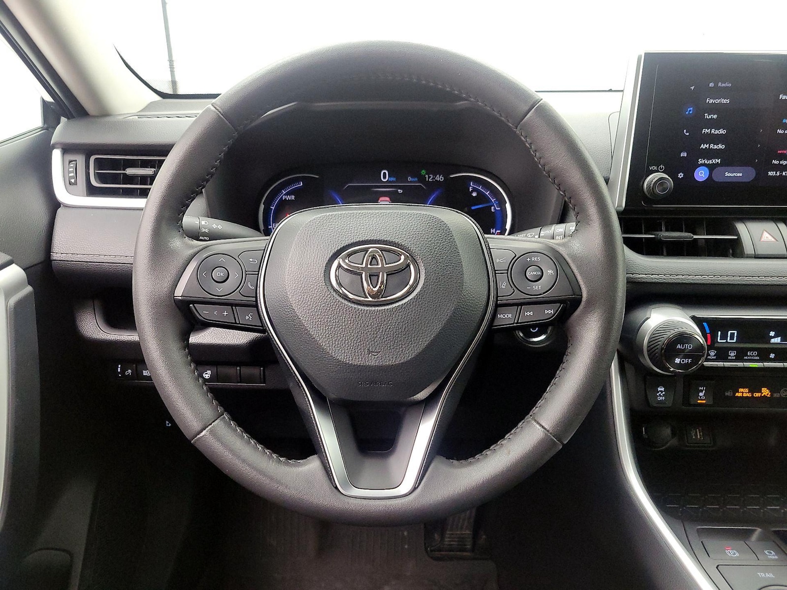 2025 Toyota RAV4 XLE - Photo 11