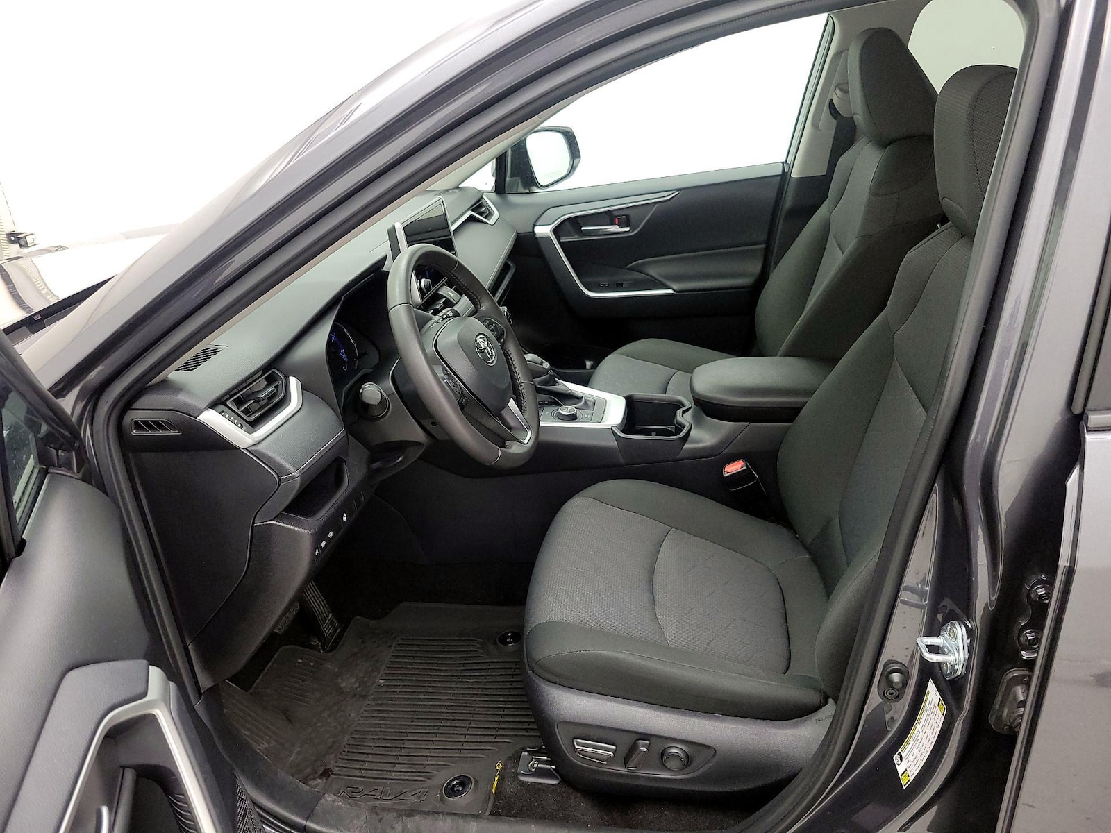 2025 Toyota RAV4 XLE - Photo 12