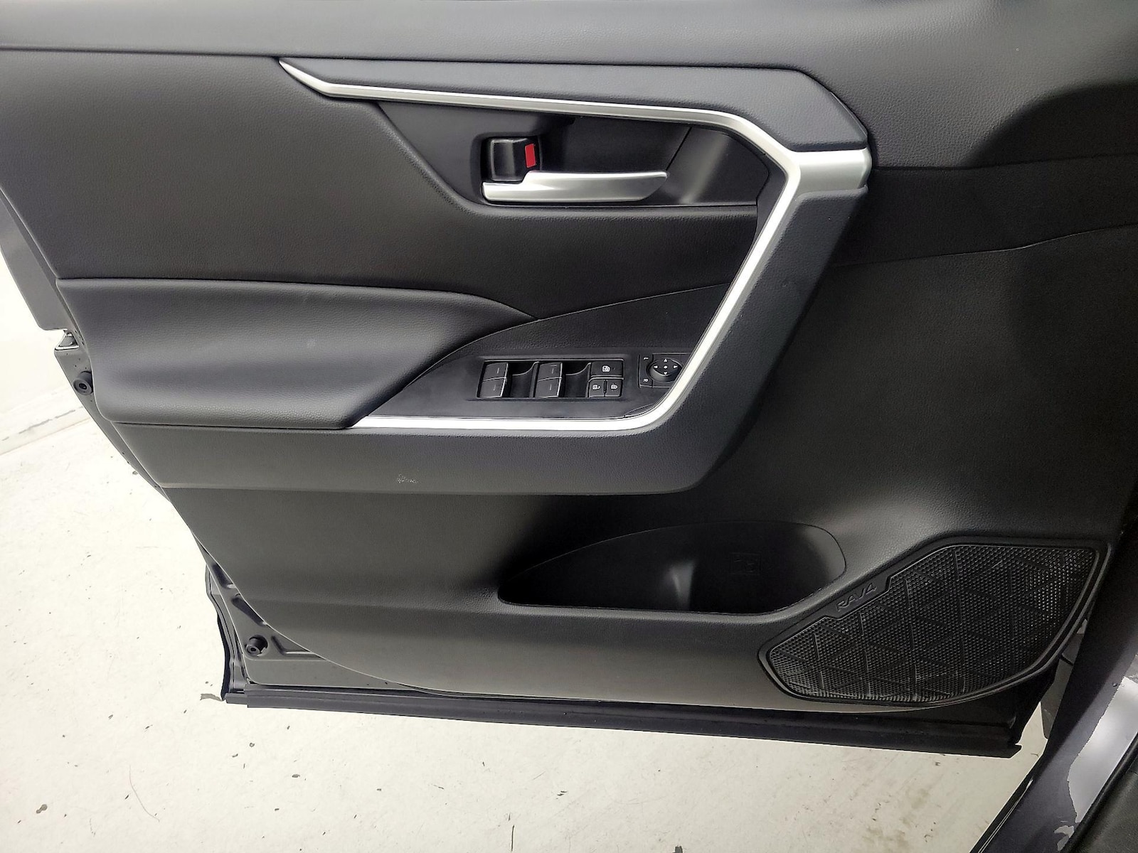 2025 Toyota RAV4 XLE - Photo 13