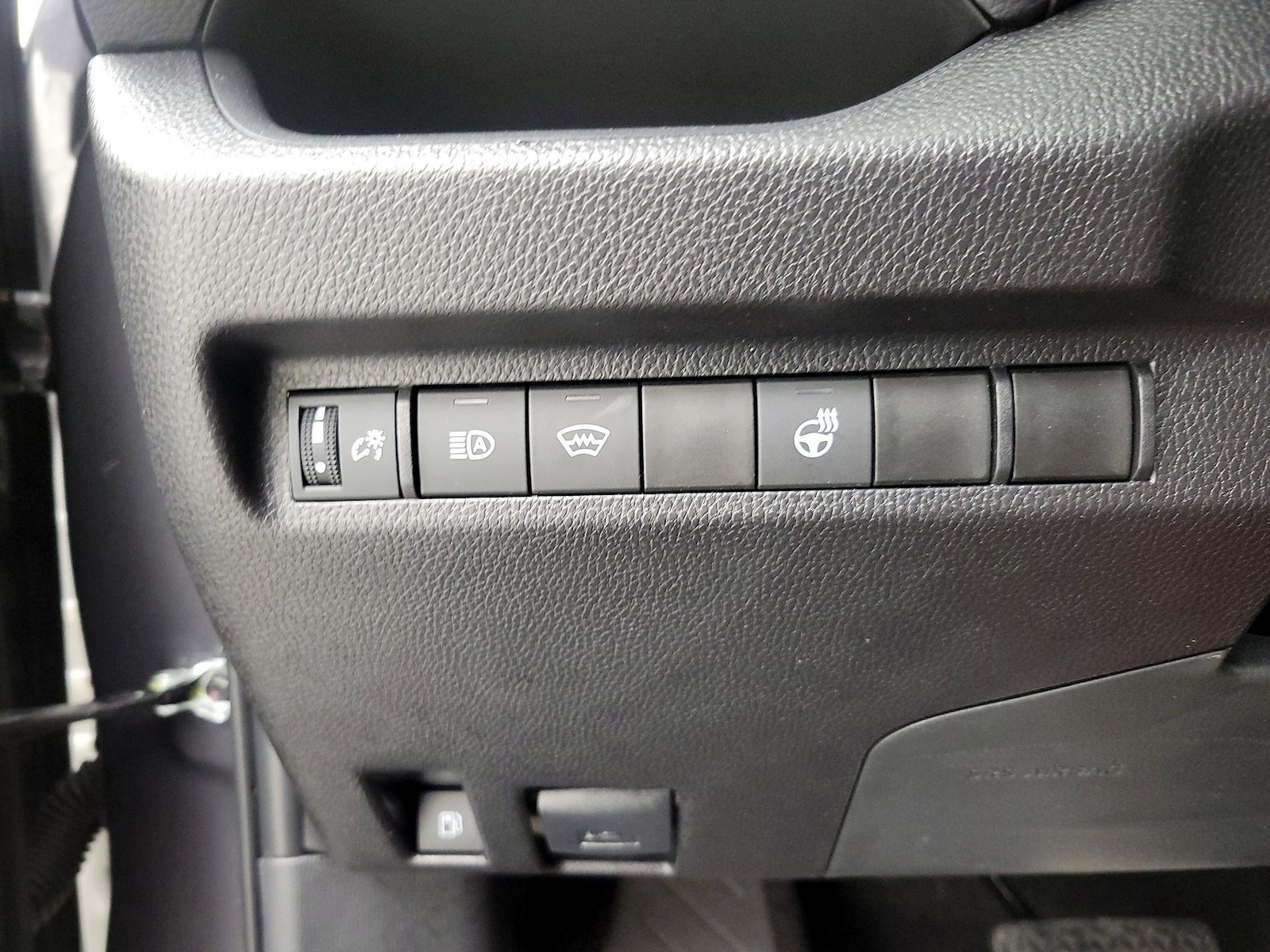 2025 Toyota RAV4 XLE - Photo 14