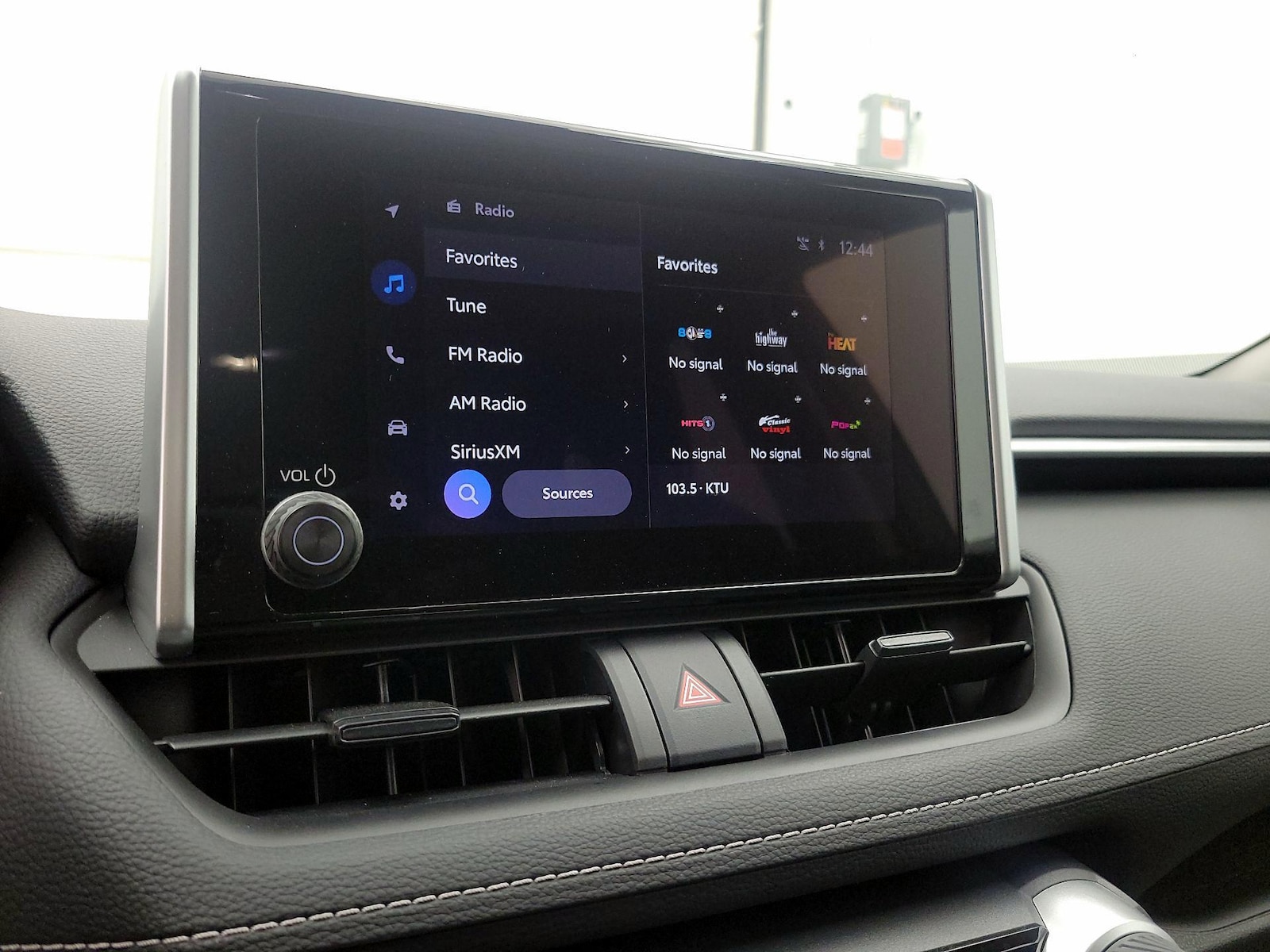 2025 Toyota RAV4 XLE - Photo 16