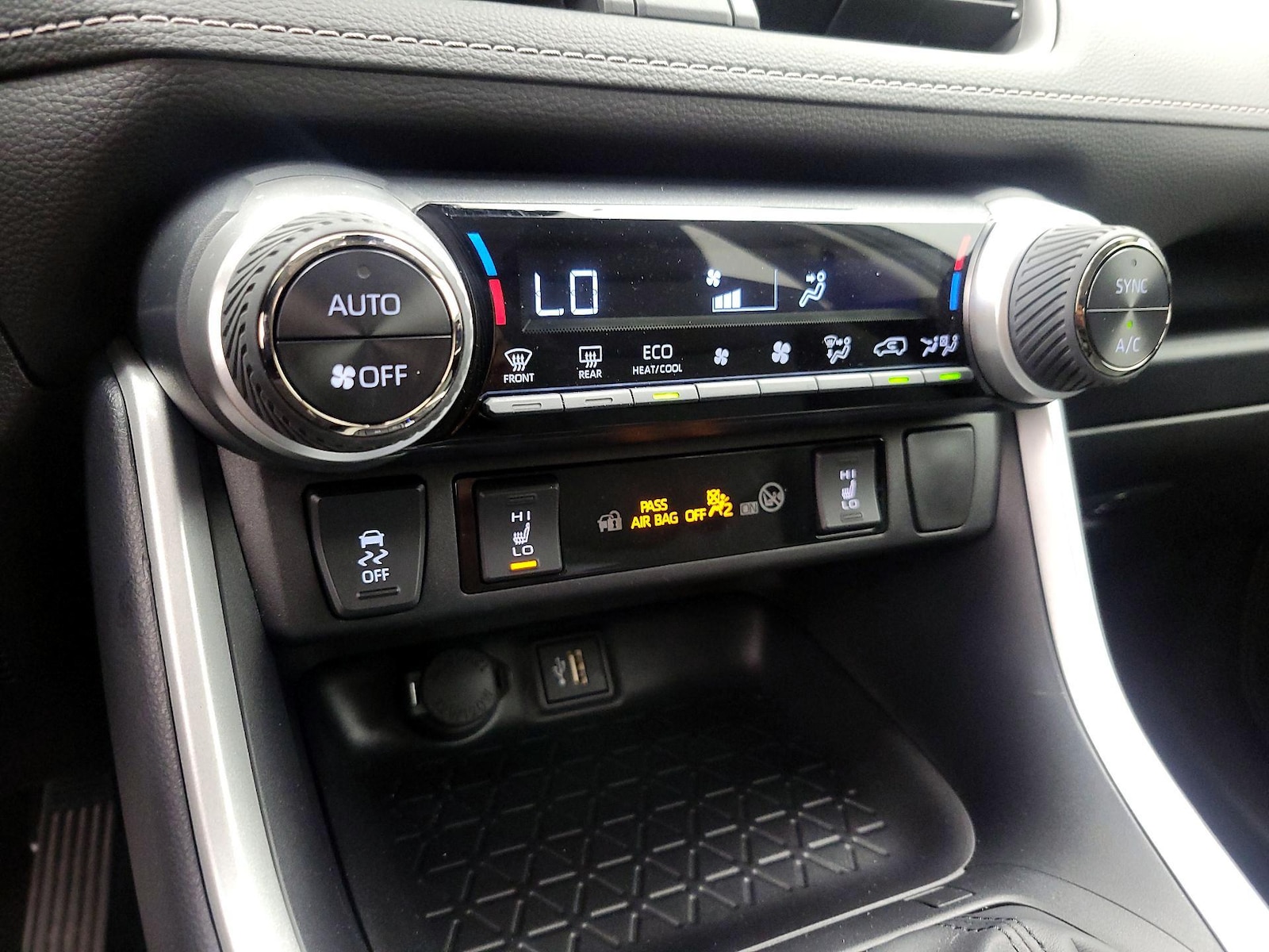 2025 Toyota RAV4 XLE - Photo 17