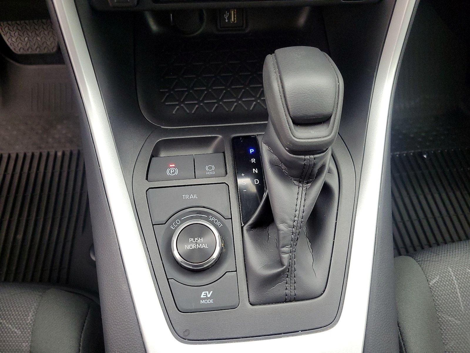 2025 Toyota RAV4 XLE - Photo 18