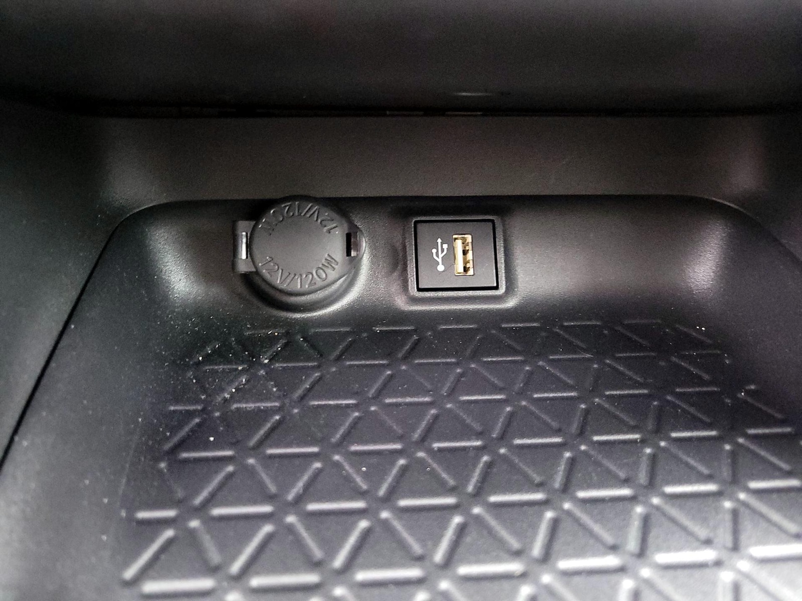 2025 Toyota RAV4 XLE - Photo 19