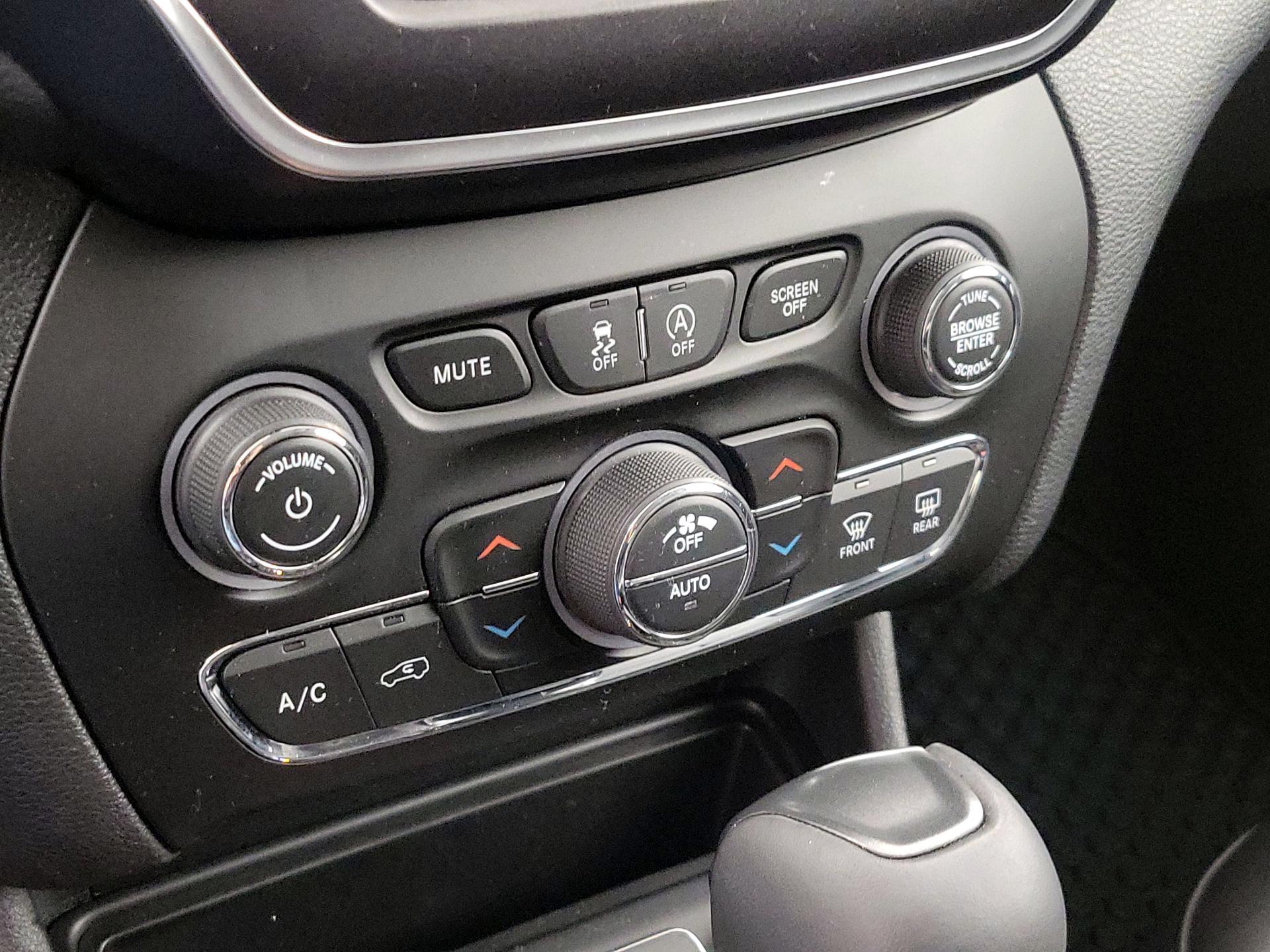 Thumbnail: 2020 Jeep Cherokee - 17