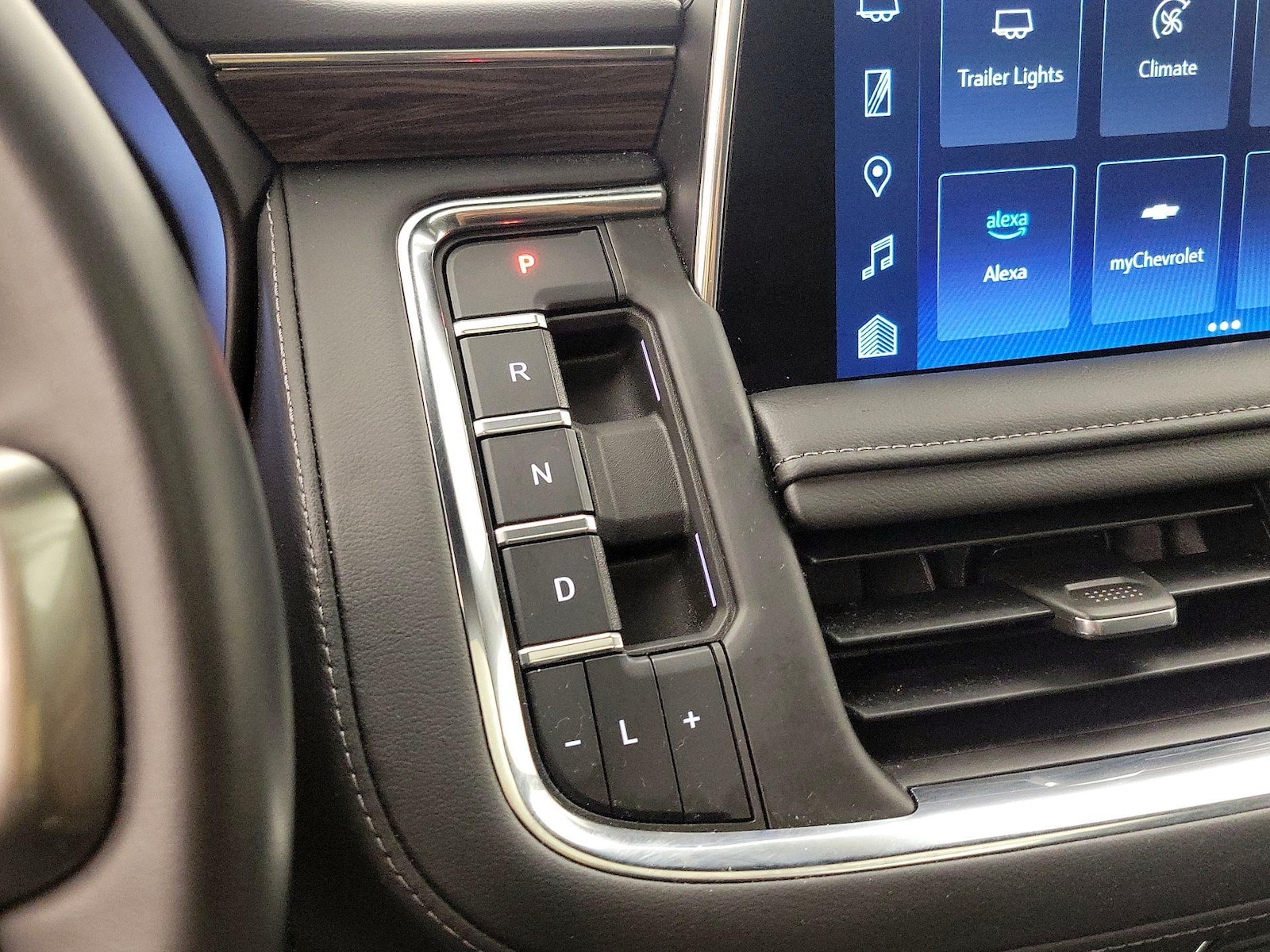 2023 Chevrolet Suburban Z71 - Photo 18