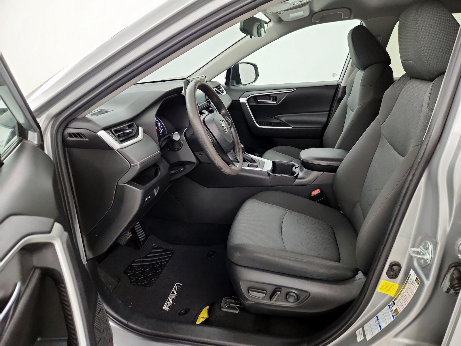 2022 Toyota RAV4 XLE - Photo 12