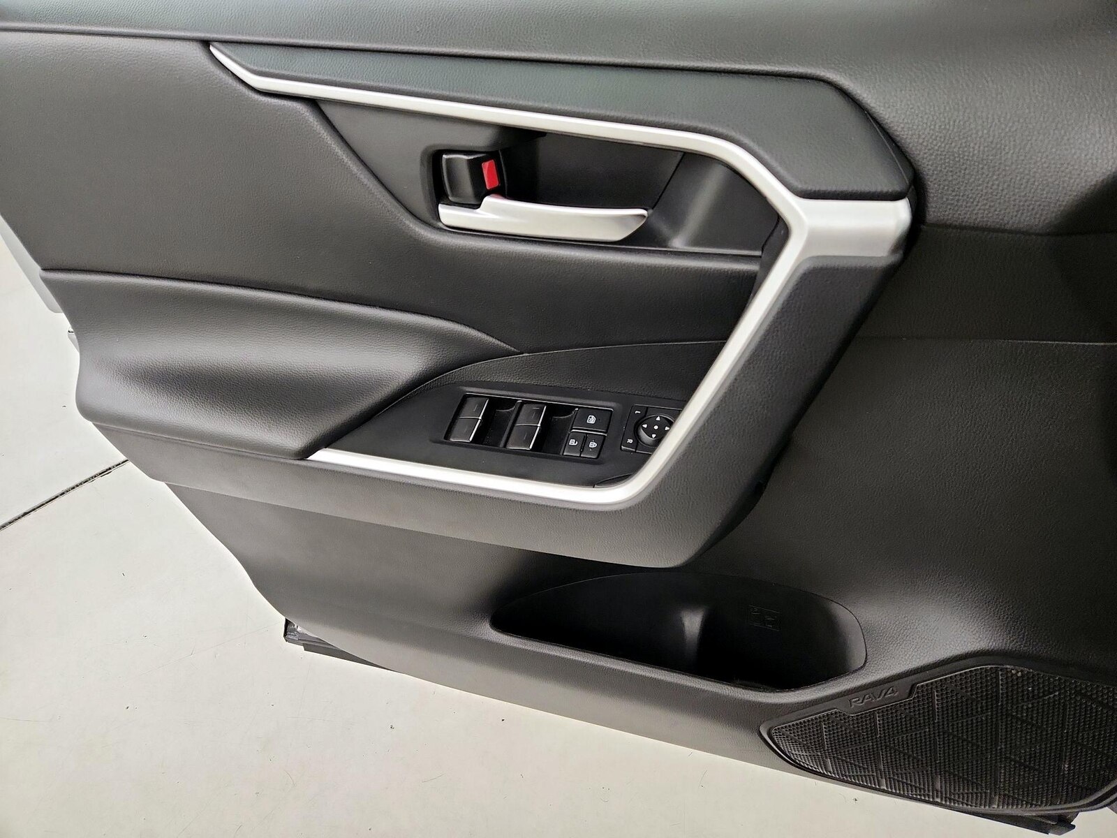 2022 Toyota RAV4 XLE - Photo 13