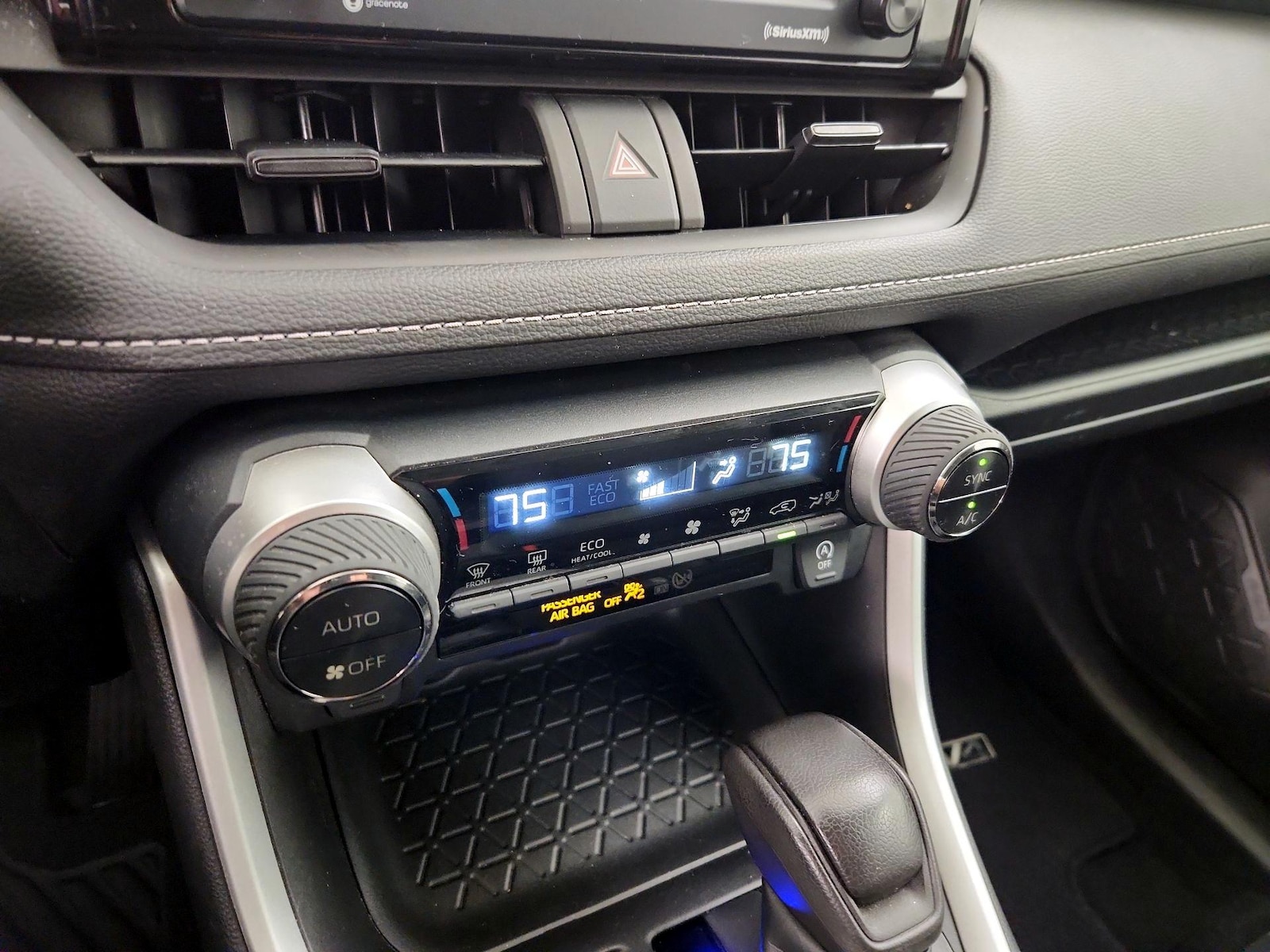 2022 Toyota RAV4 XLE - Photo 17