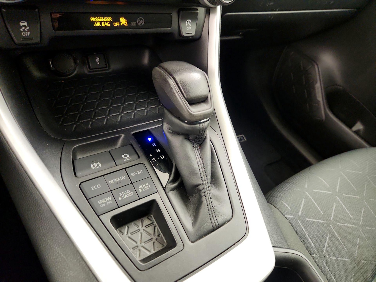 2022 Toyota RAV4 XLE - Photo 18