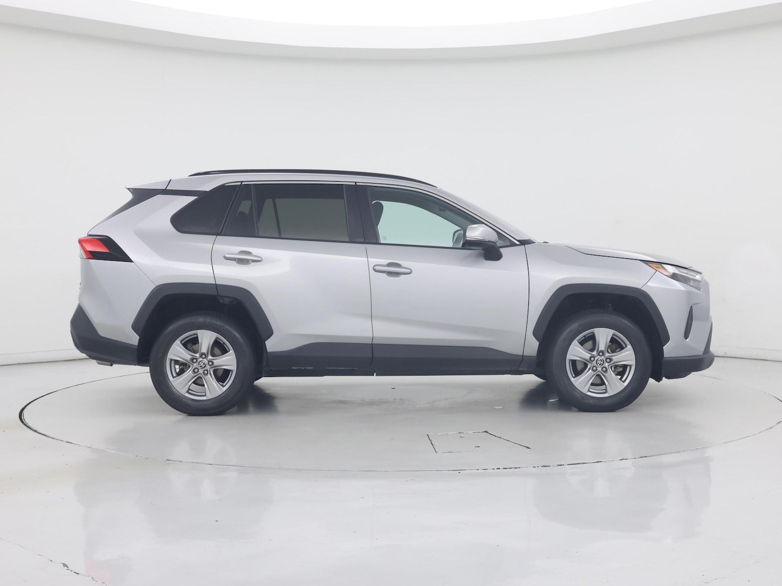 2022 Toyota RAV4 XLE - Photo 8