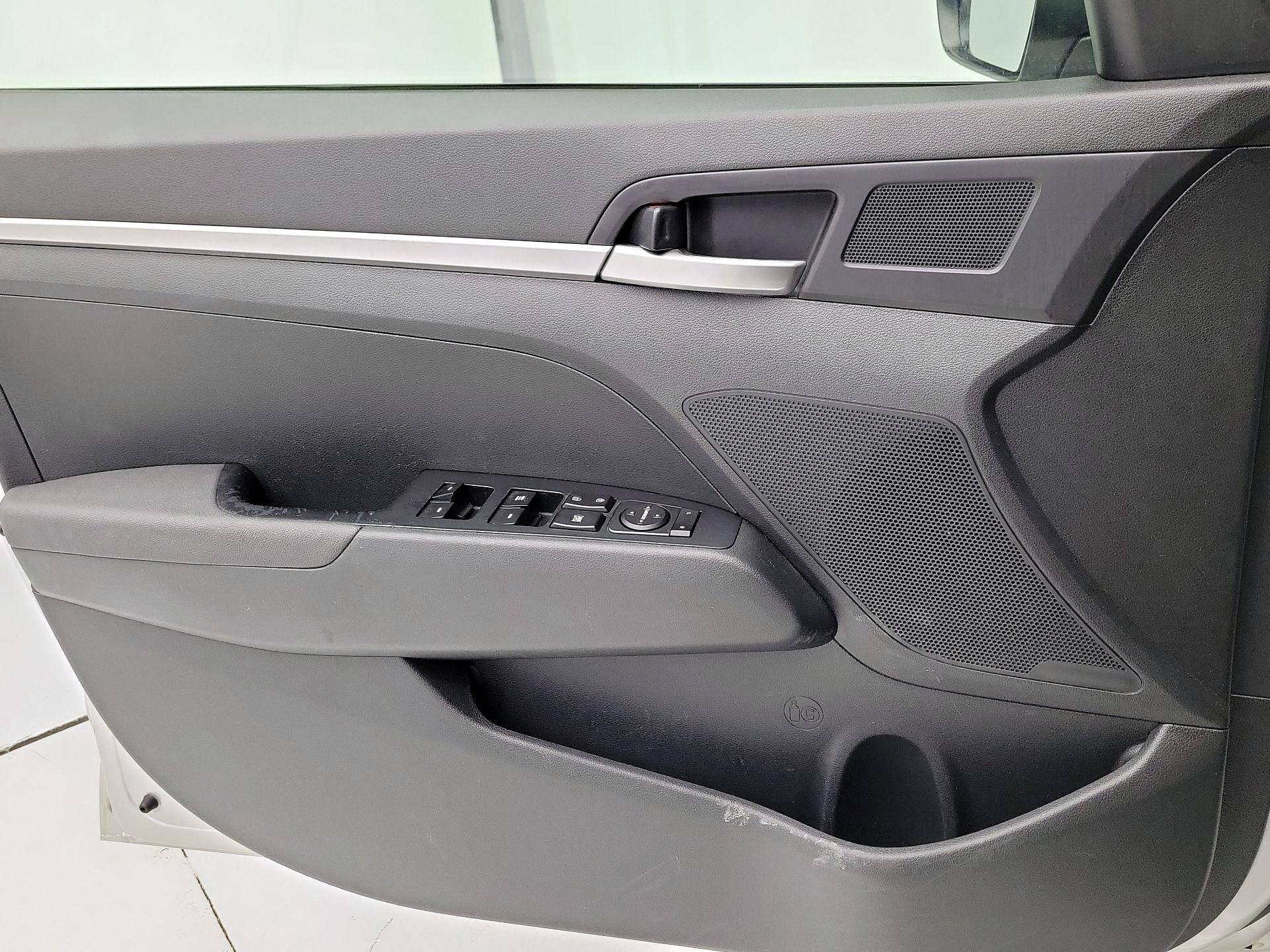 Thumbnail: 2020 Hyundai Elantra - 12
