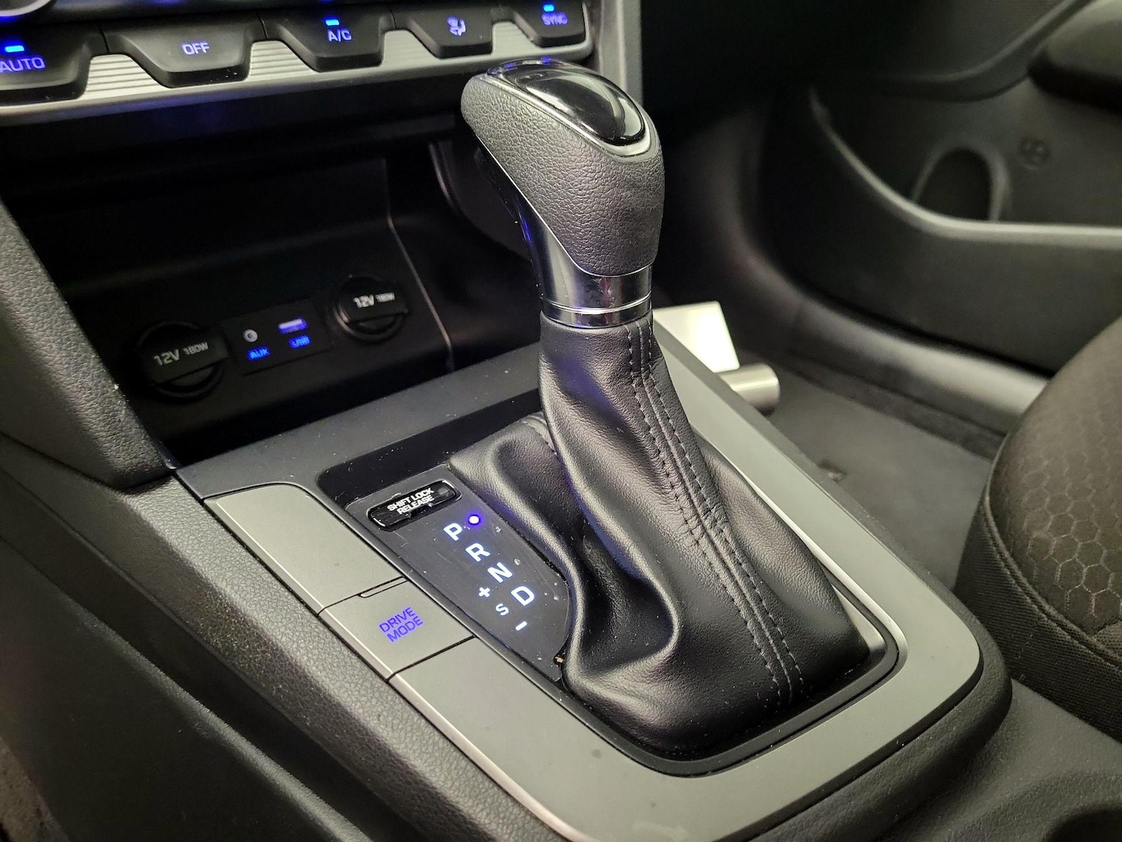 2020 Hyundai Elantra SE - Photo 18