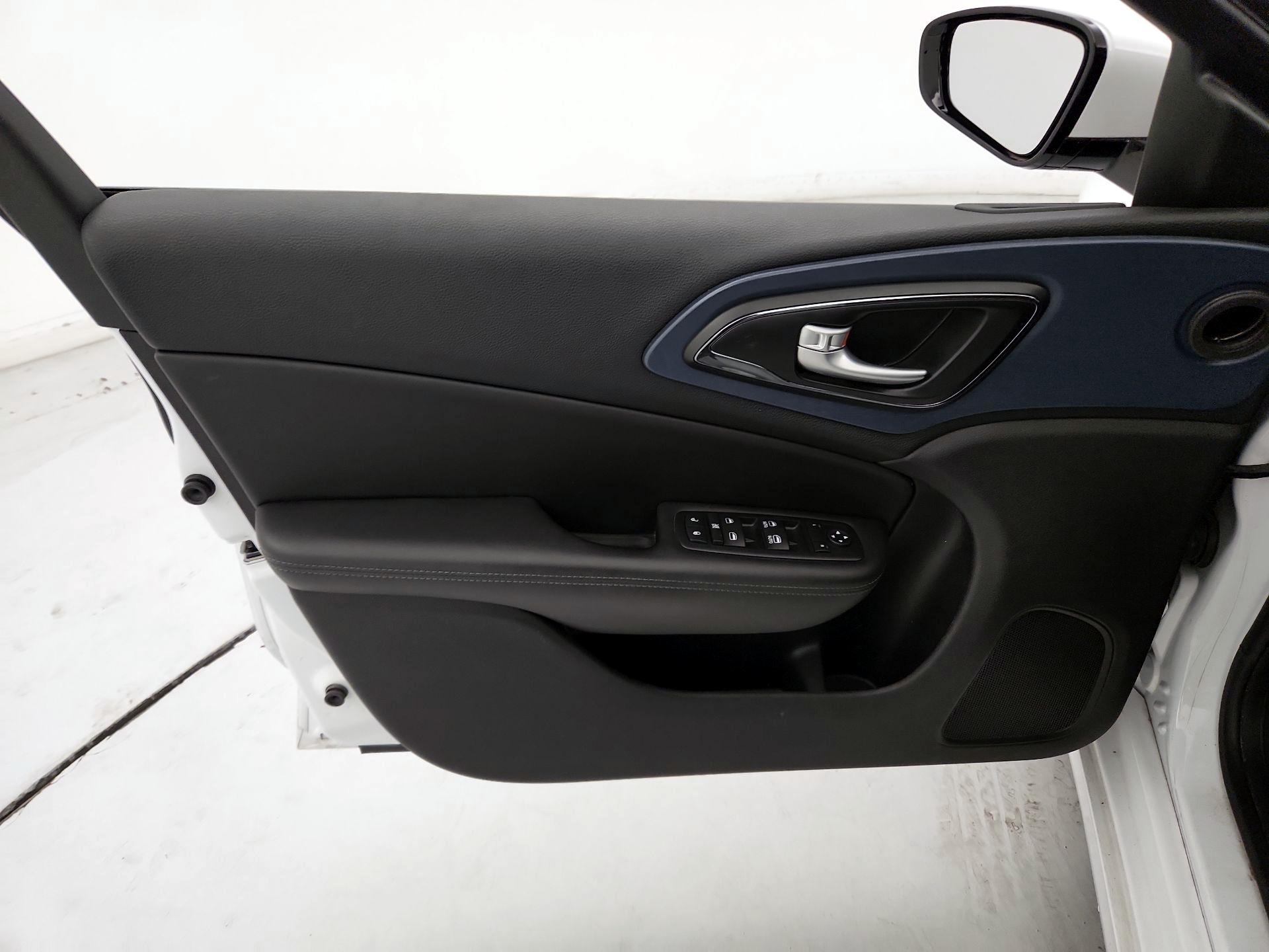 Thumbnail: 2016 Chrysler 200 - 12