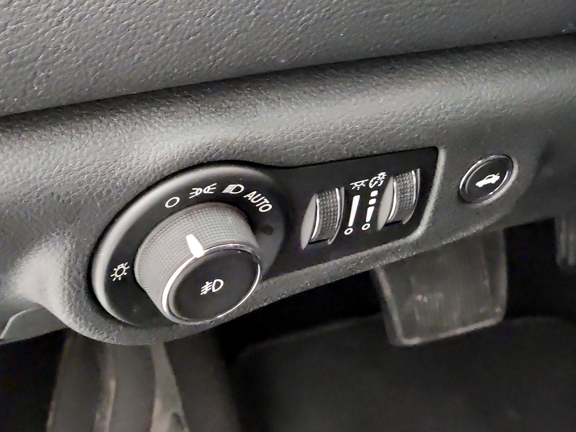 Thumbnail: 2016 Chrysler 200 - 13