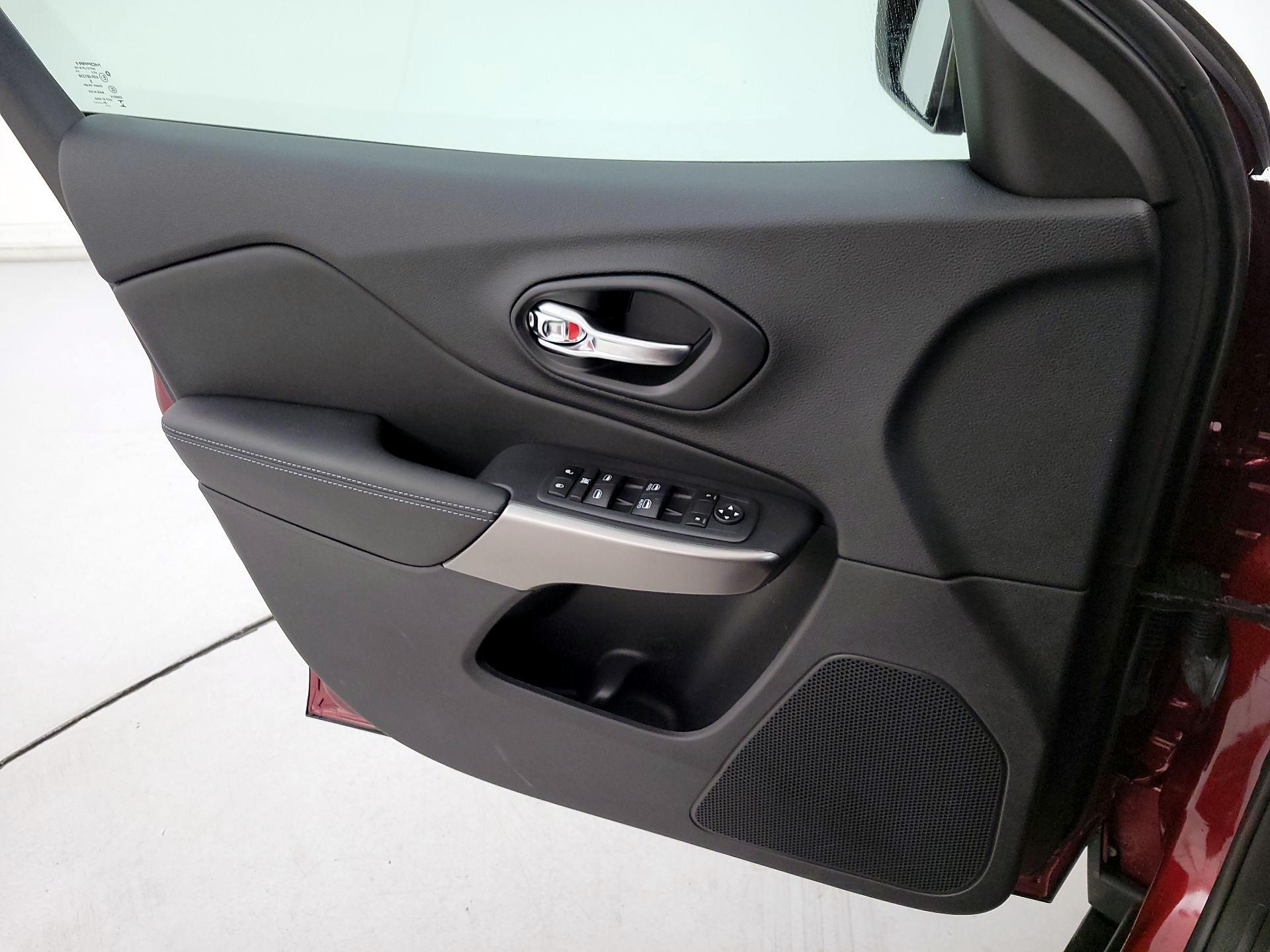 Thumbnail: 2021 Jeep Cherokee - 12