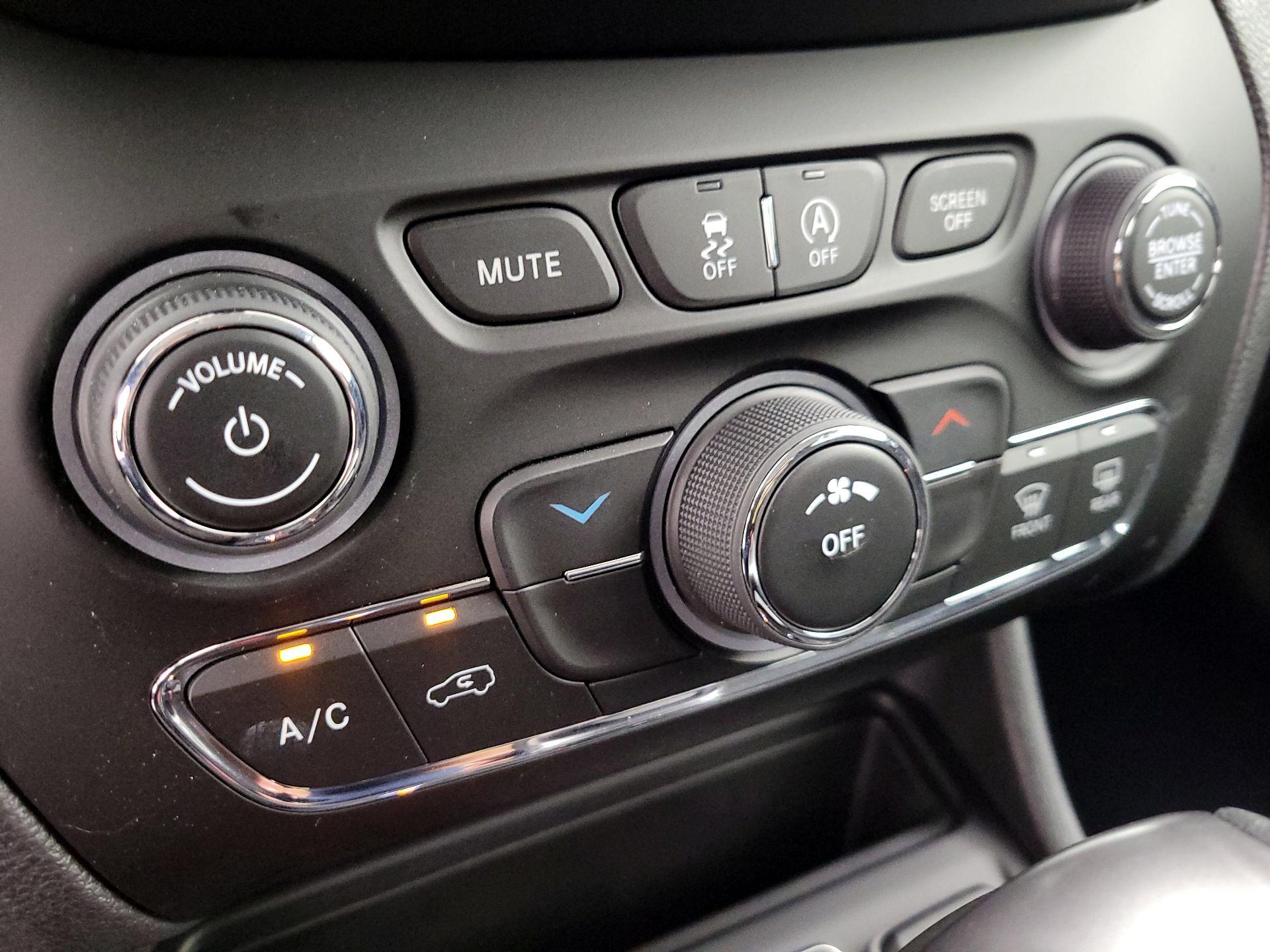 Thumbnail: 2021 Jeep Cherokee - 16