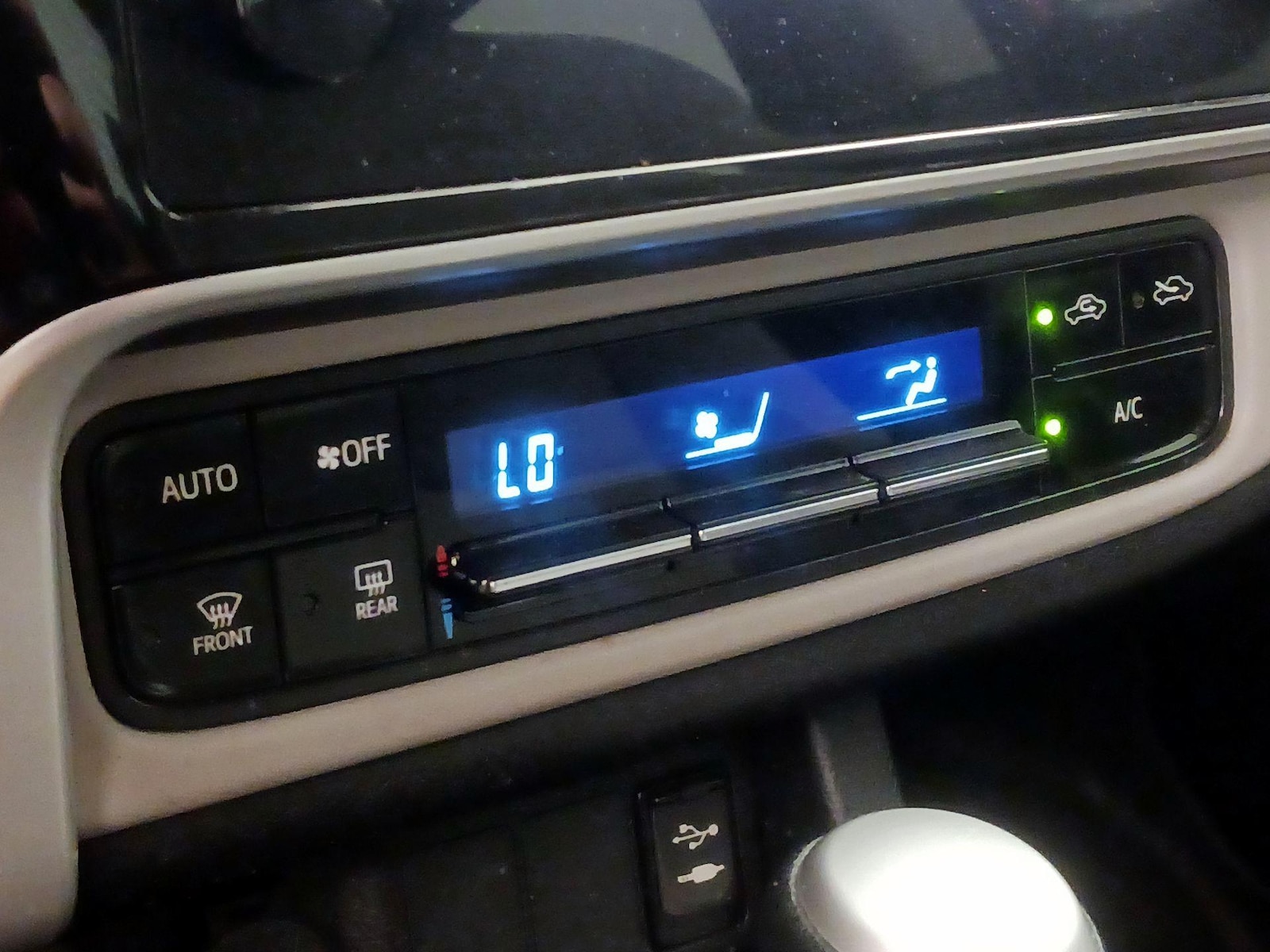 2019 Toyota Corolla LE - Photo 17