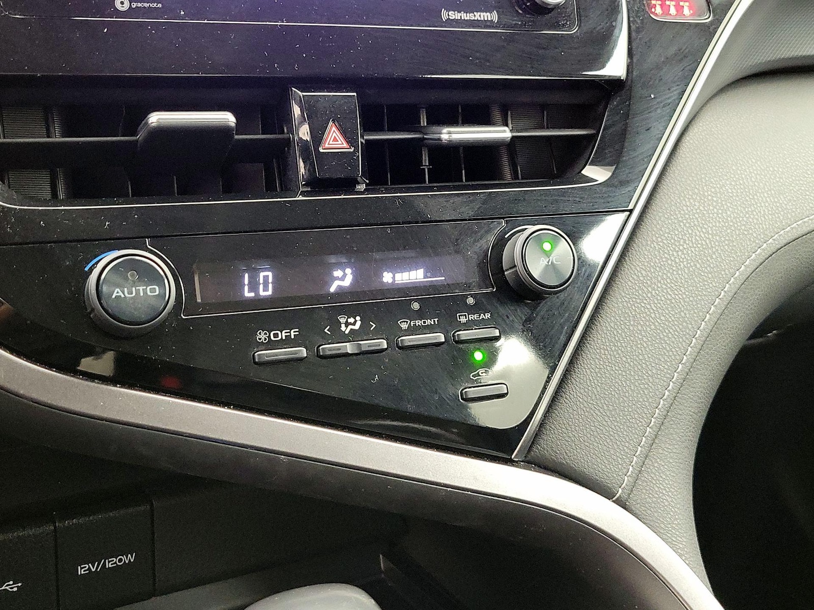2021 Toyota Camry SE - Photo 17