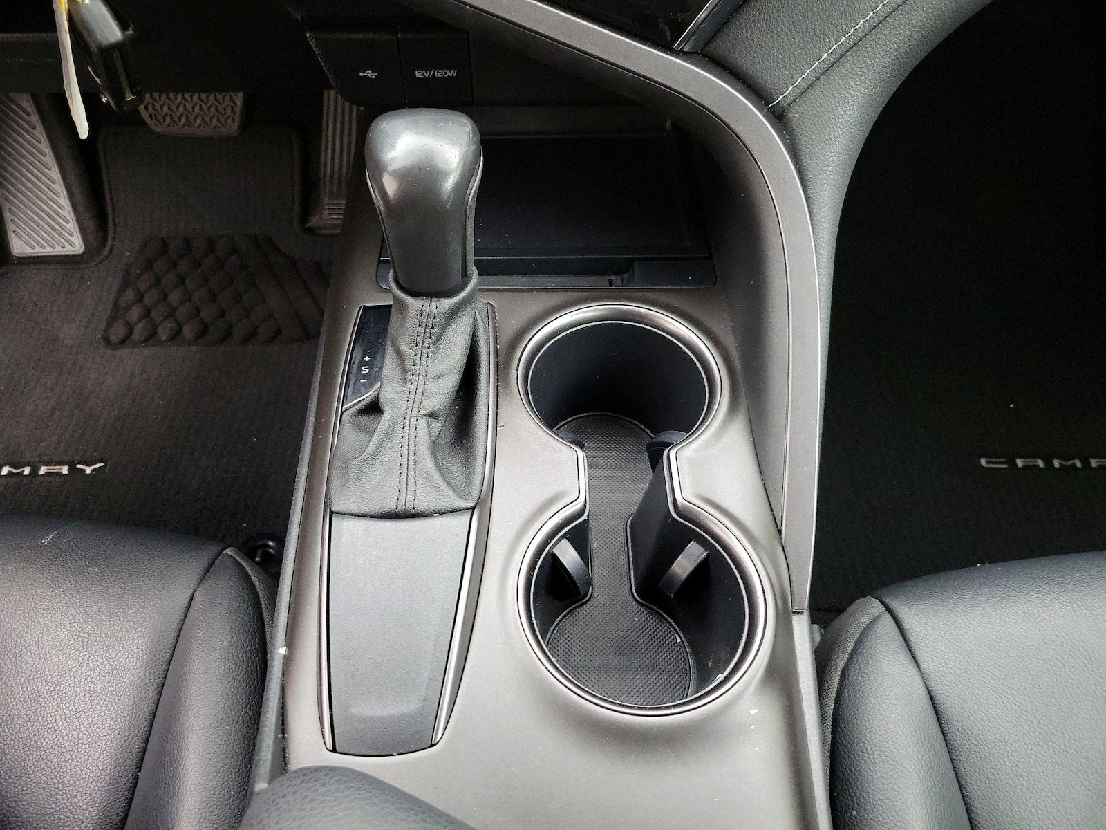2021 Toyota Camry SE - Photo 18