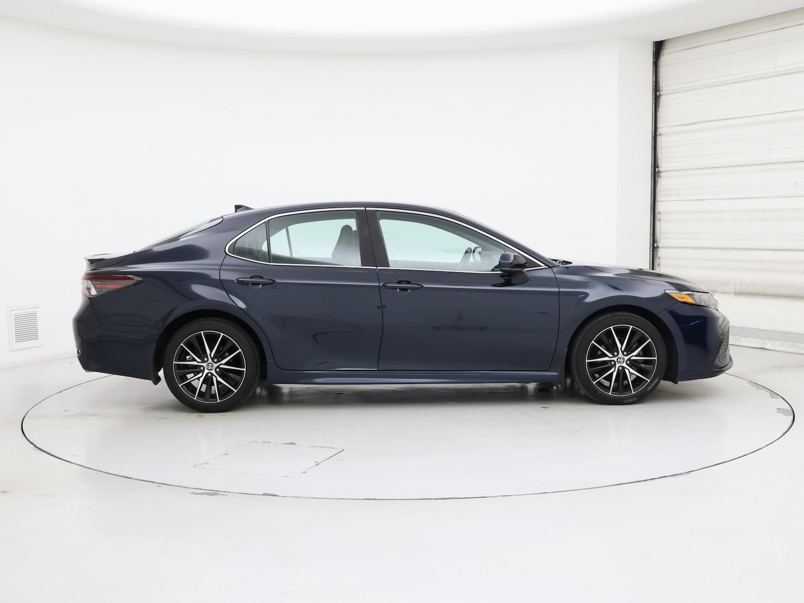 2021 Toyota Camry SE - Photo 8