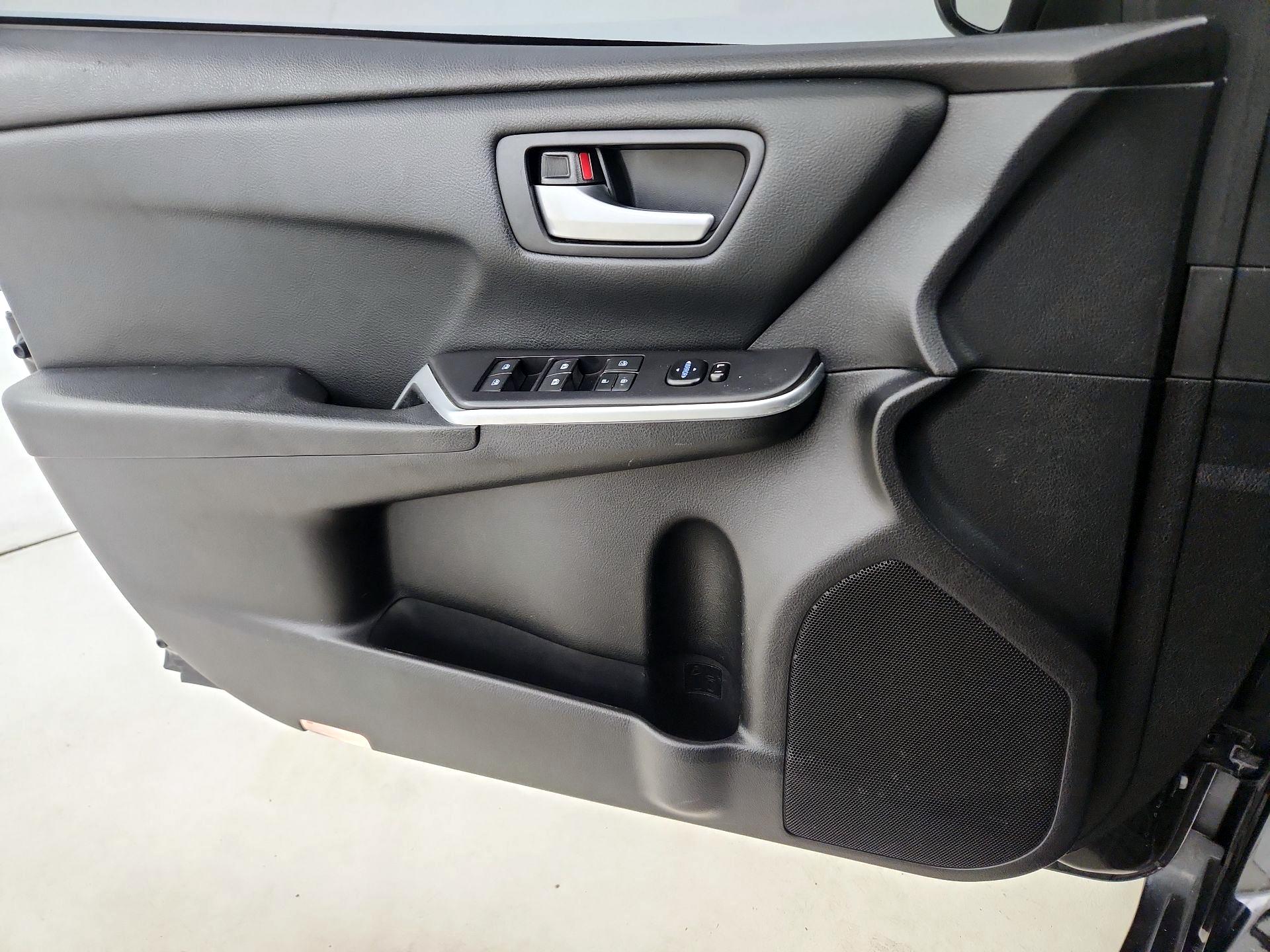 Thumbnail: 2015 Toyota Camry - 12