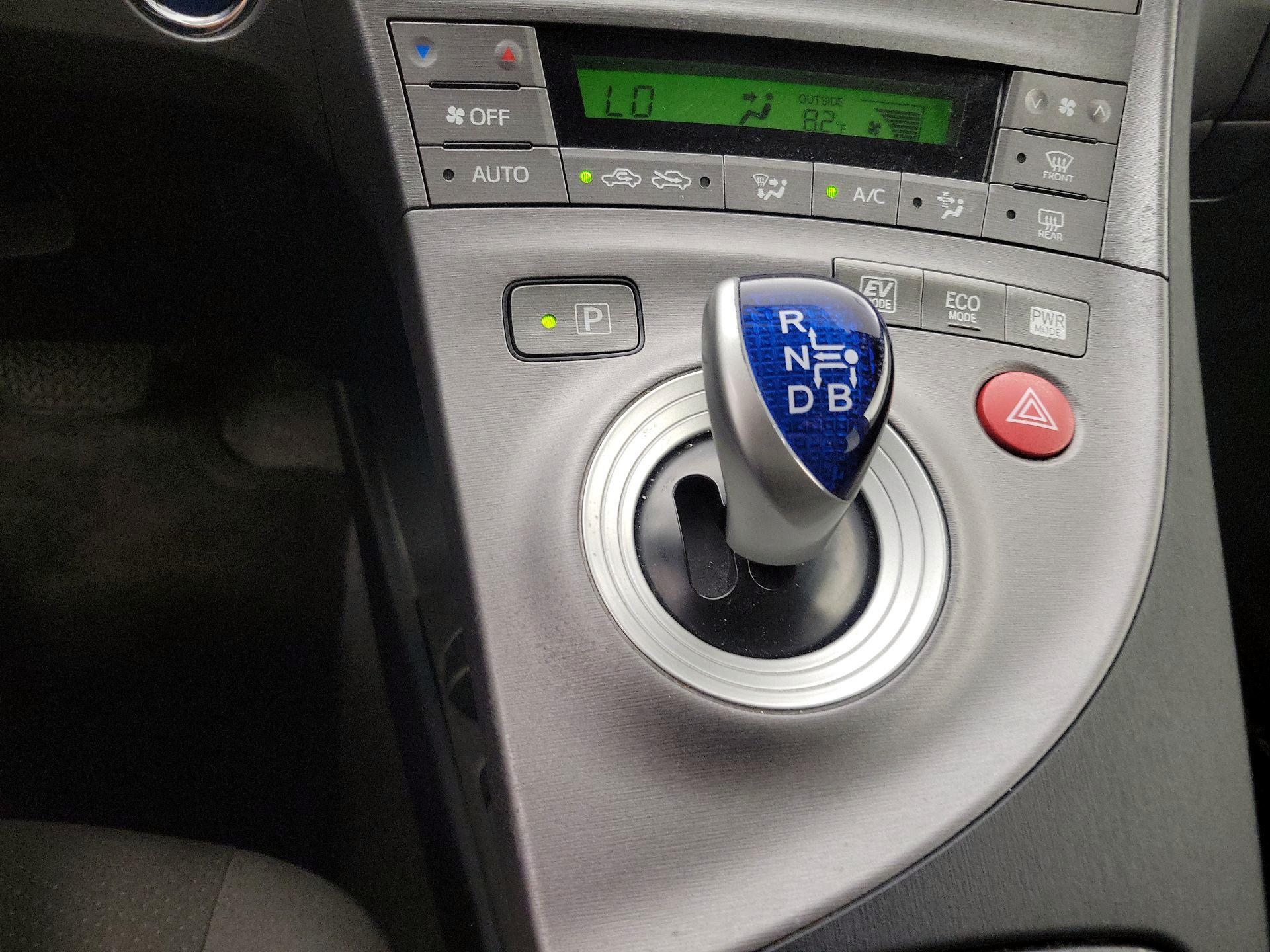 Thumbnail: 2015 Toyota Prius - 17