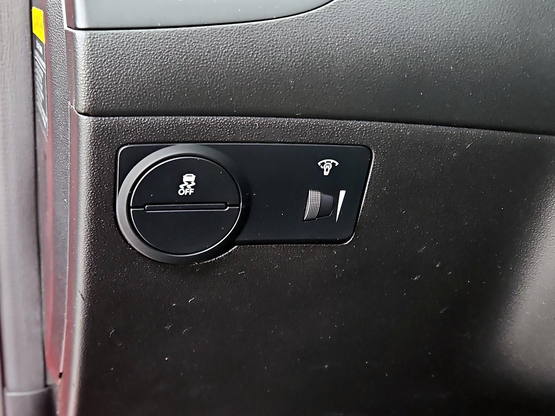 Thumbnail: 2014 Hyundai Genesis - 13