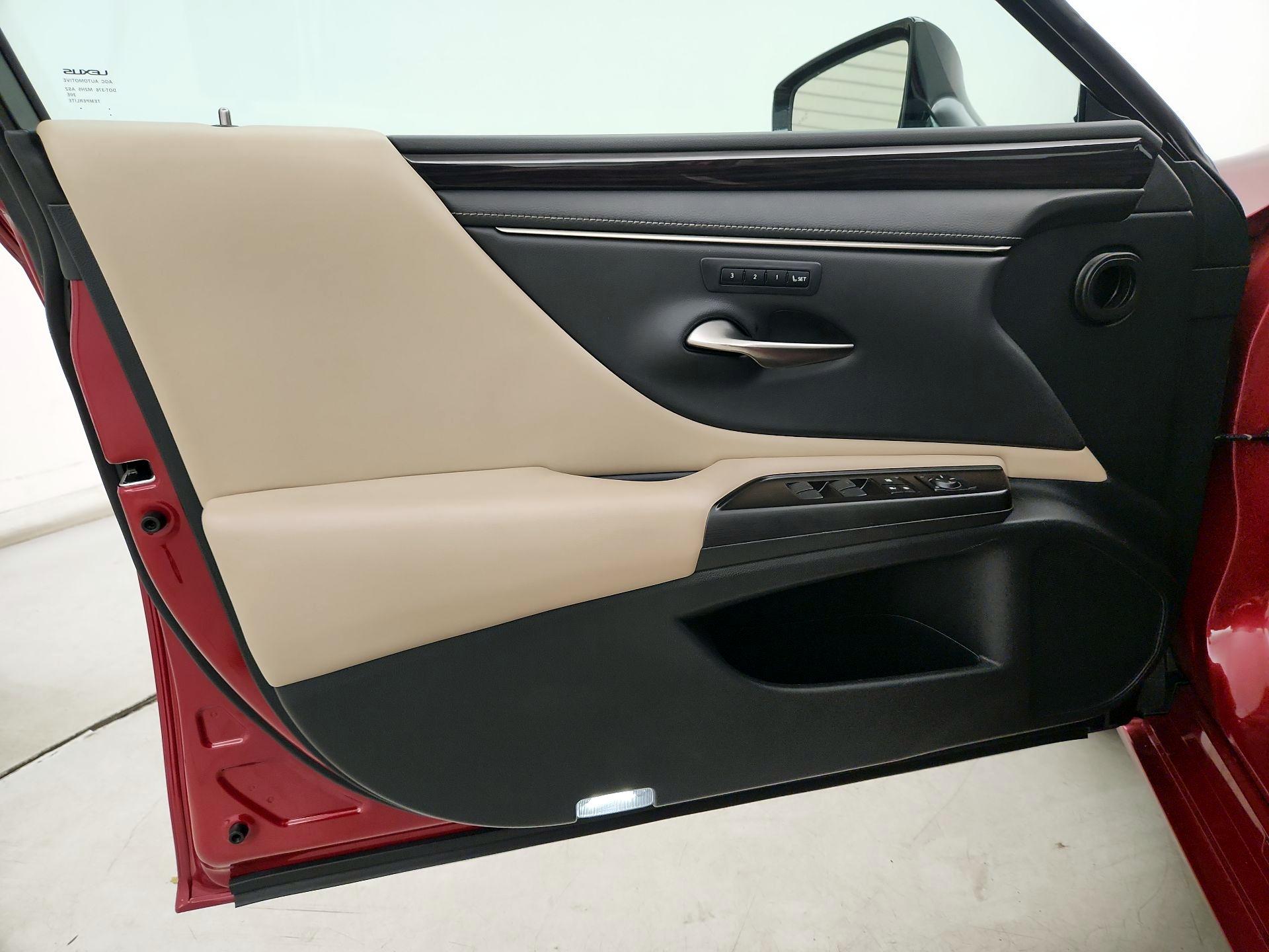 Thumbnail: 2019 Lexus ES - 12