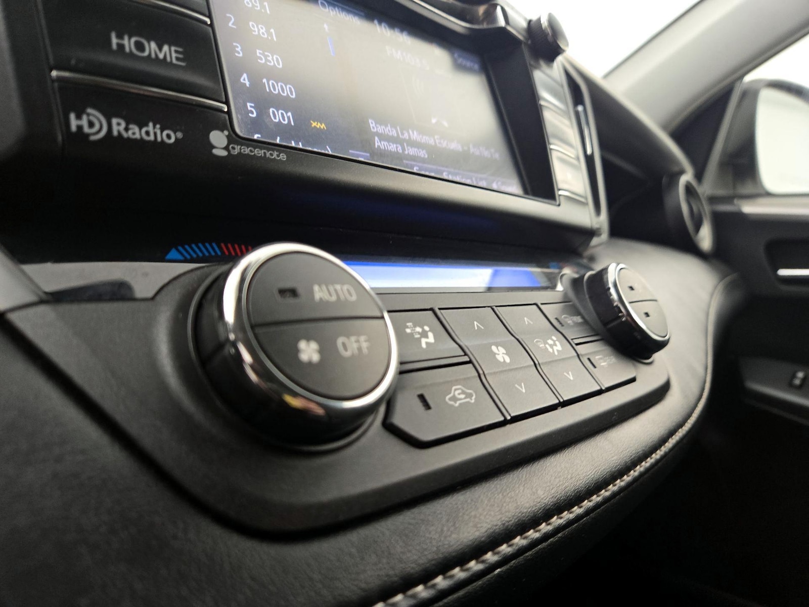 2018 Toyota RAV4 XLE - Photo 17
