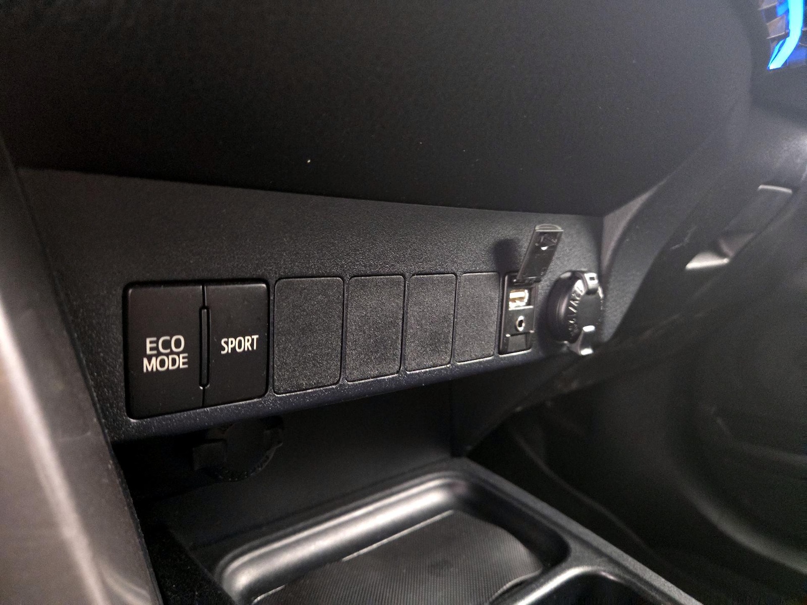 2018 Toyota RAV4 XLE - Photo 19