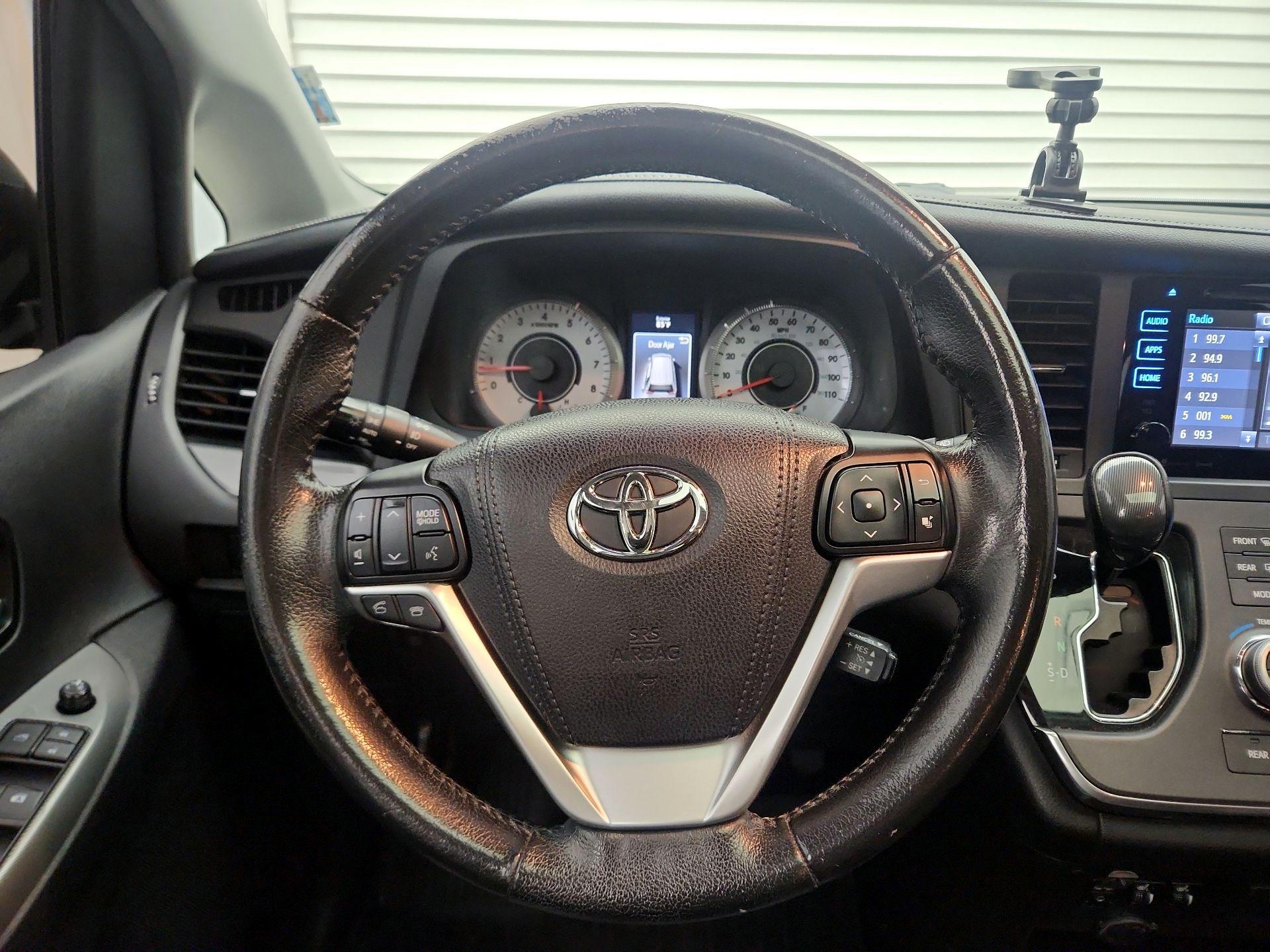 Thumbnail: 2017 Toyota Sienna - 10