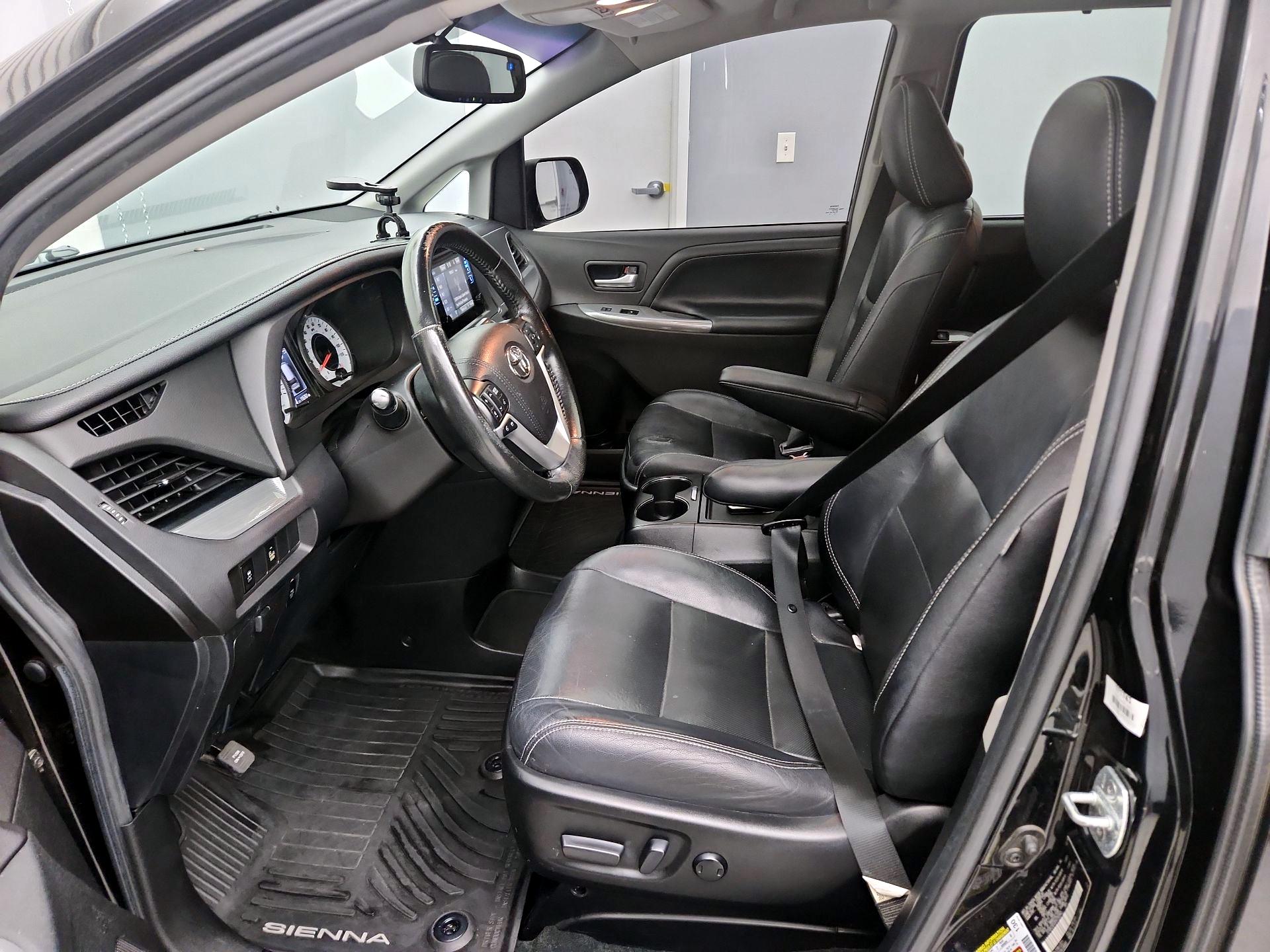 Thumbnail: 2017 Toyota Sienna - 11