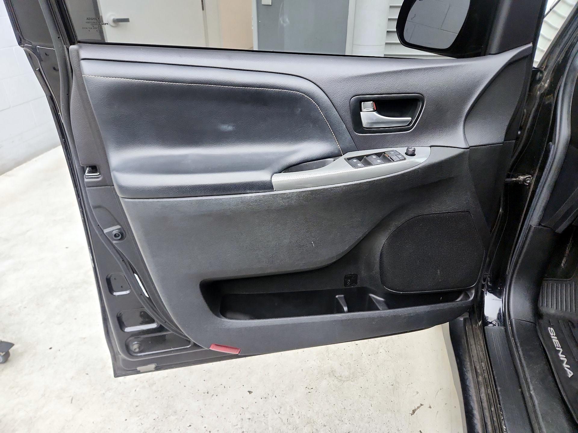Thumbnail: 2017 Toyota Sienna - 12