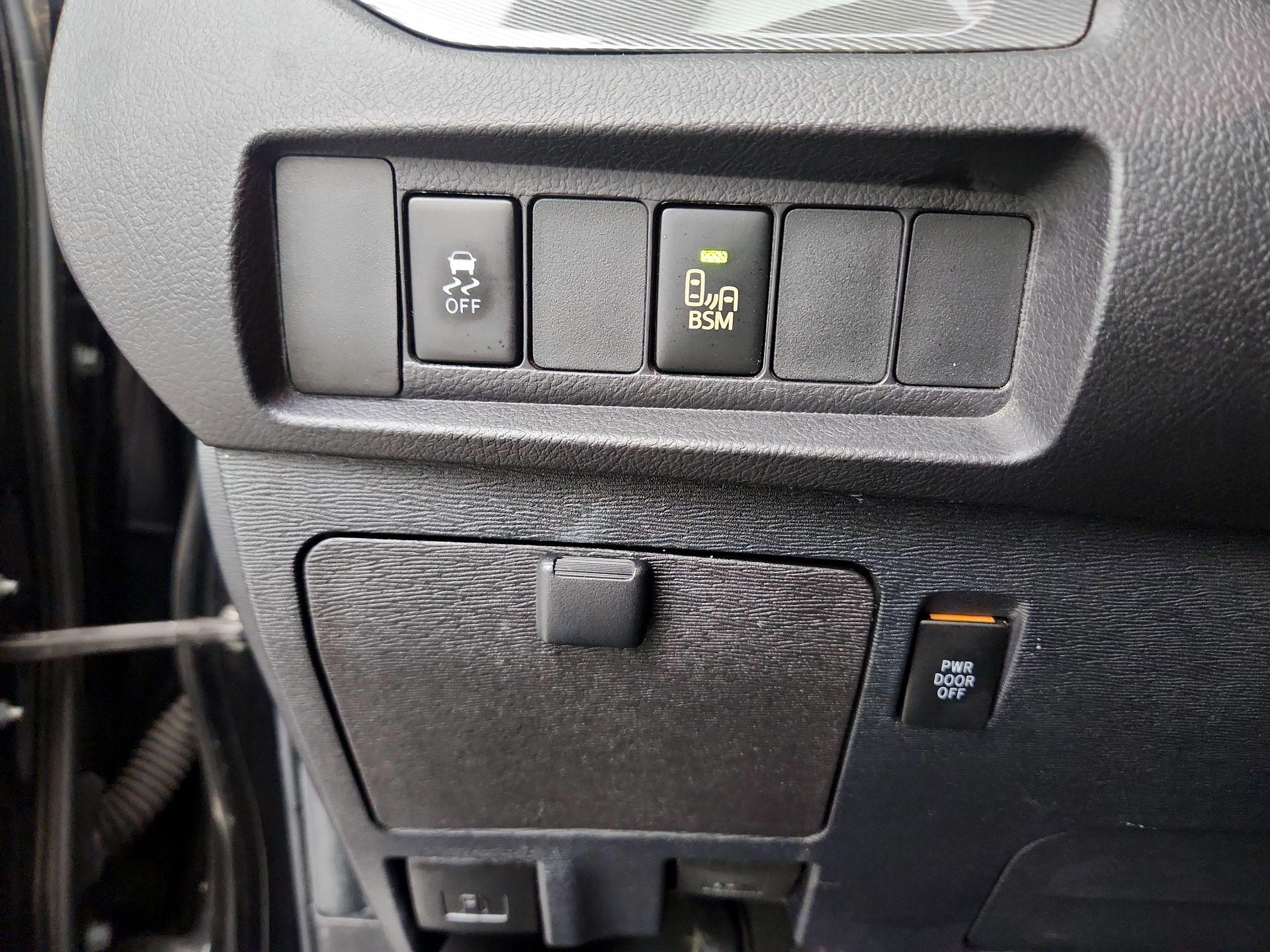 Thumbnail: 2017 Toyota Sienna - 13