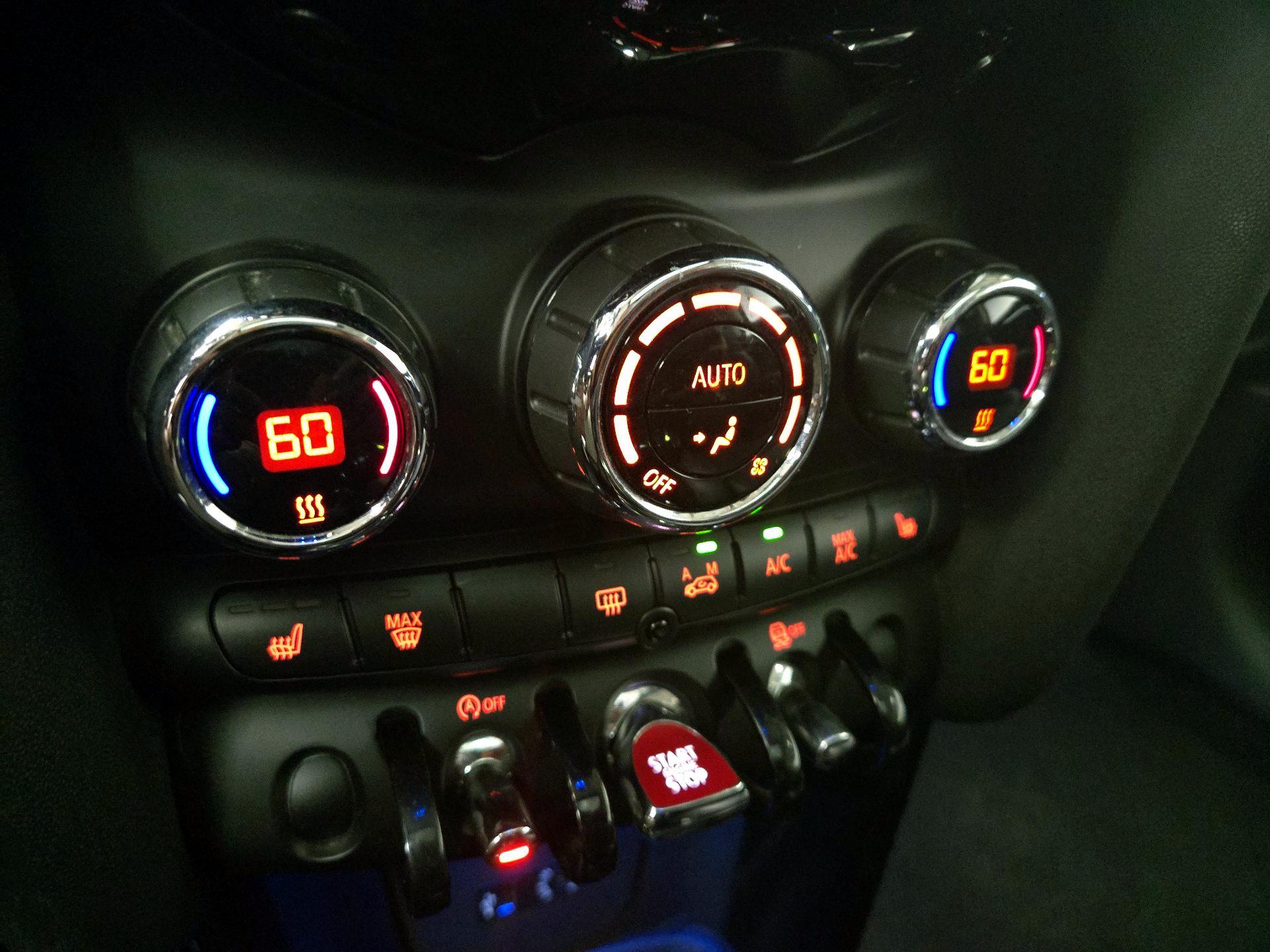 Thumbnail: 2015 MINI Cooper Hardtop - 15