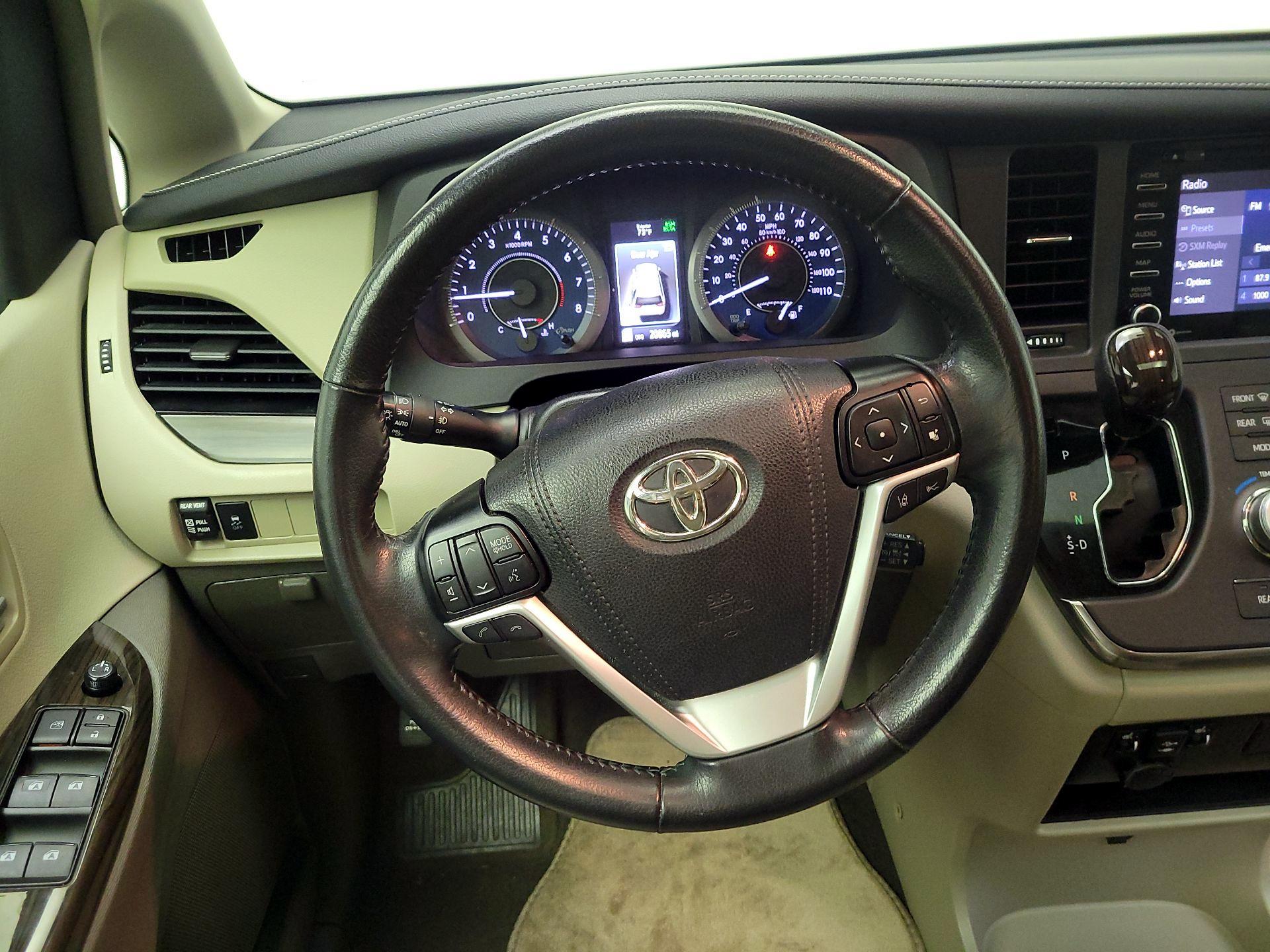 Thumbnail: 2019 Toyota Sienna - 10