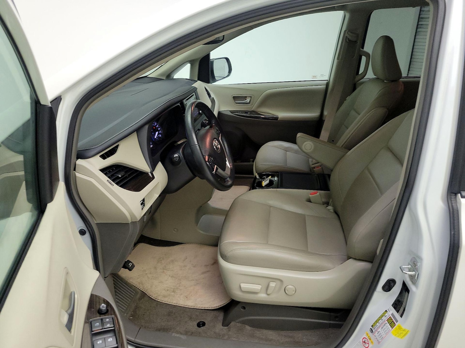 2019 Toyota Sienna XLE - Photo 12