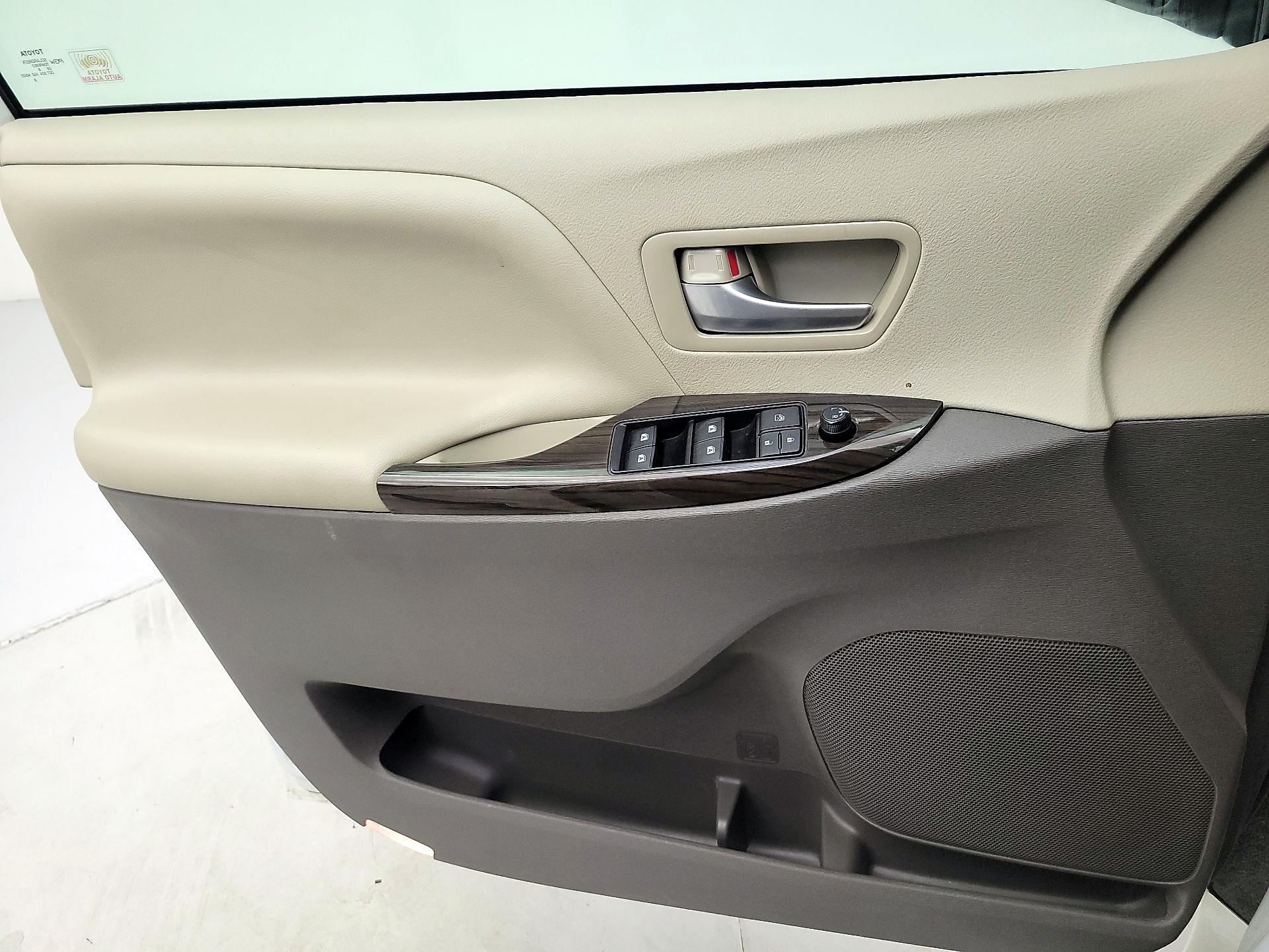 Thumbnail: 2019 Toyota Sienna - 12