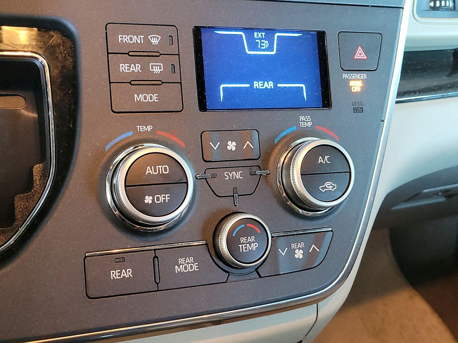 2019 Toyota Sienna XLE - Photo 17