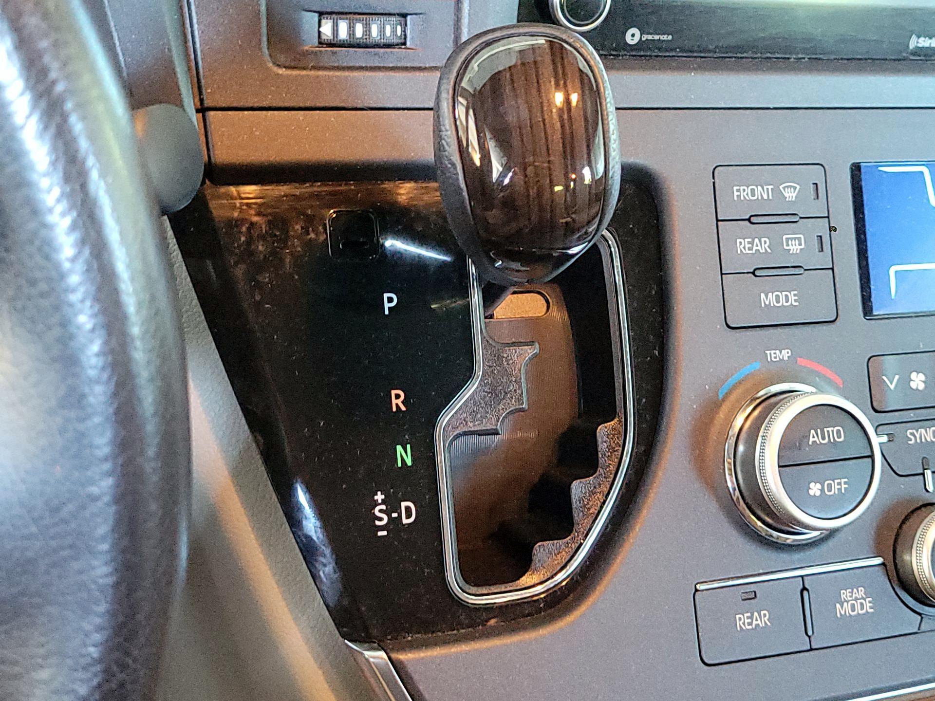 Thumbnail: 2019 Toyota Sienna - 17