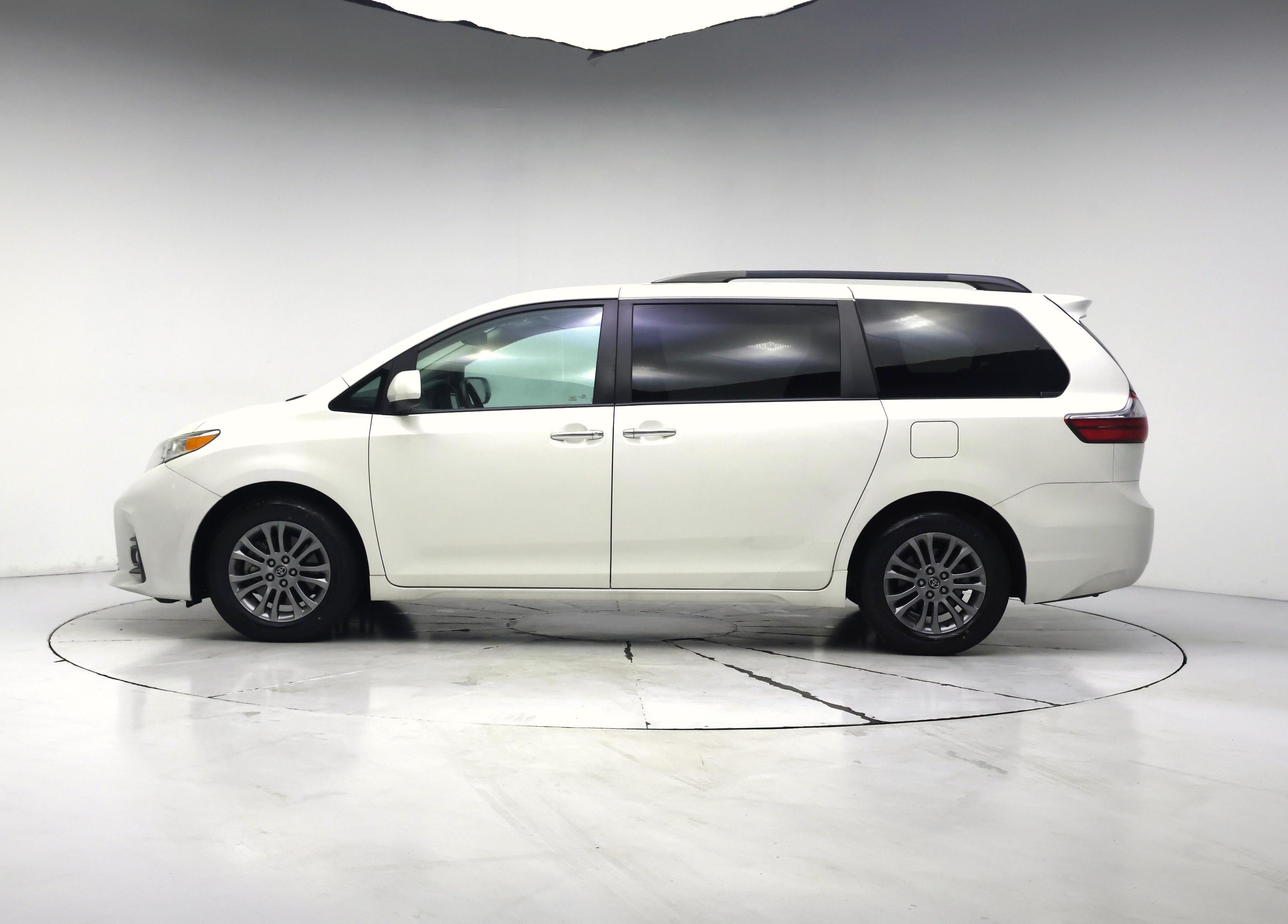 Thumbnail: 2019 Toyota Sienna - 3